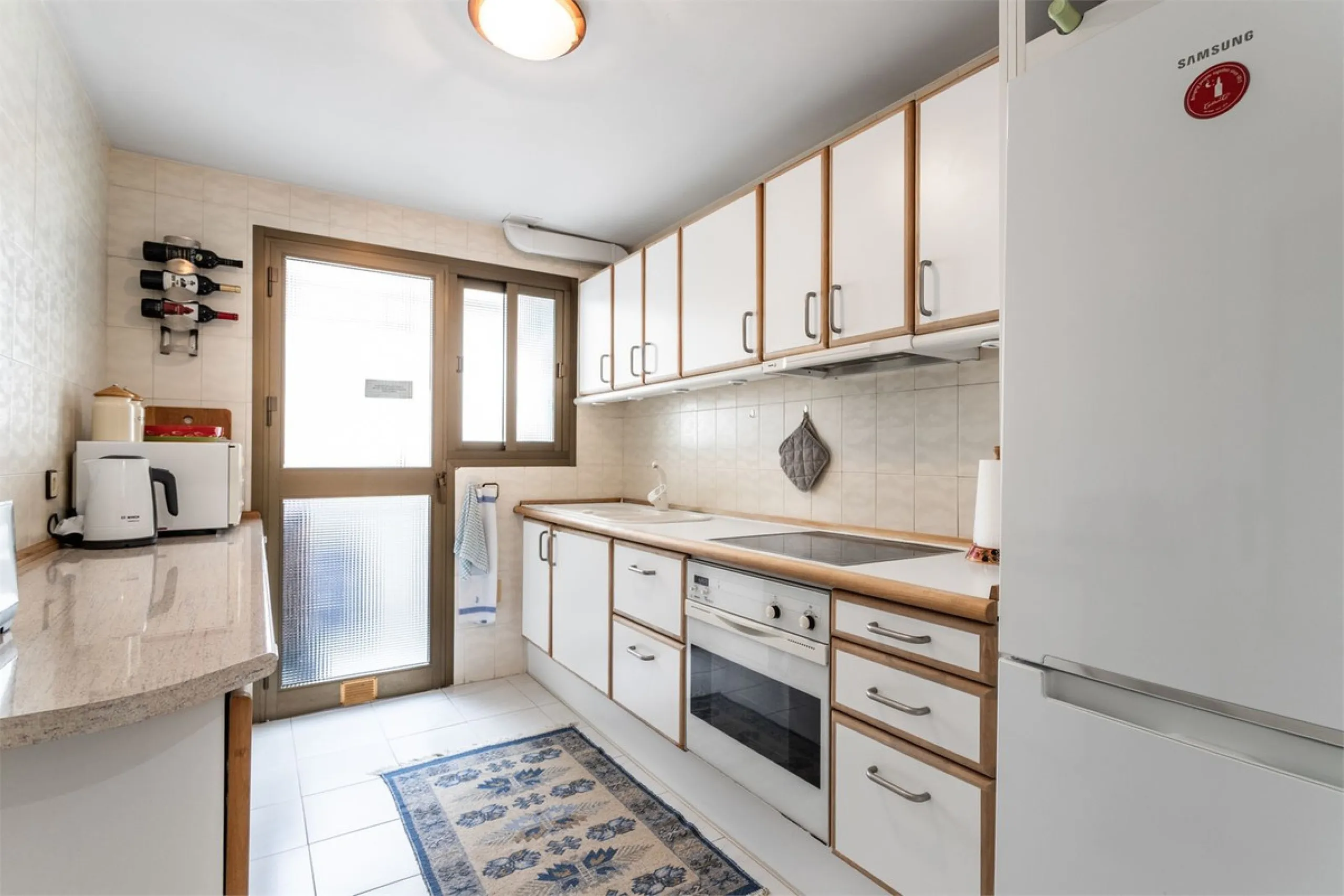Welcome to this spacious and well-planned apartment with fantastic light. Views of the surrounding city life, the mountains and a glimpse of the sea. The property offers a perfect combination of the city's pulse and a relaxing location near the sea.