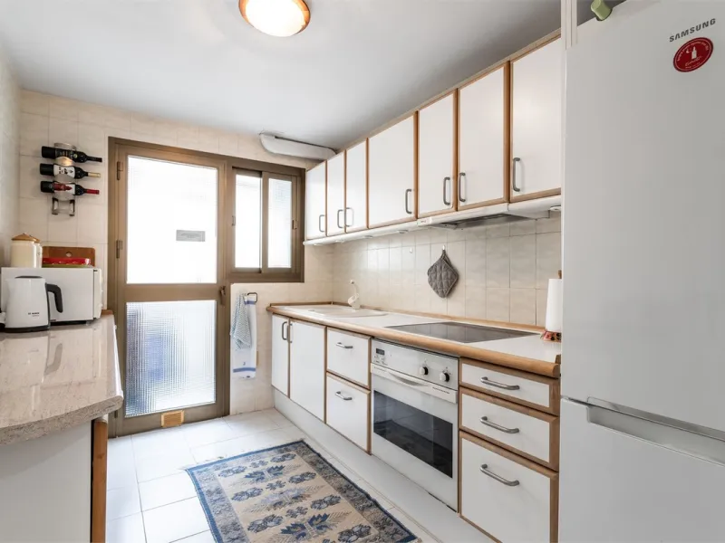 Welcome to this spacious and well-planned apartment with fantastic light. Views of the surrounding city life, the mountains and a glimpse of the sea. The property offers a perfect combination of the city's pulse and a relaxing location near the sea.