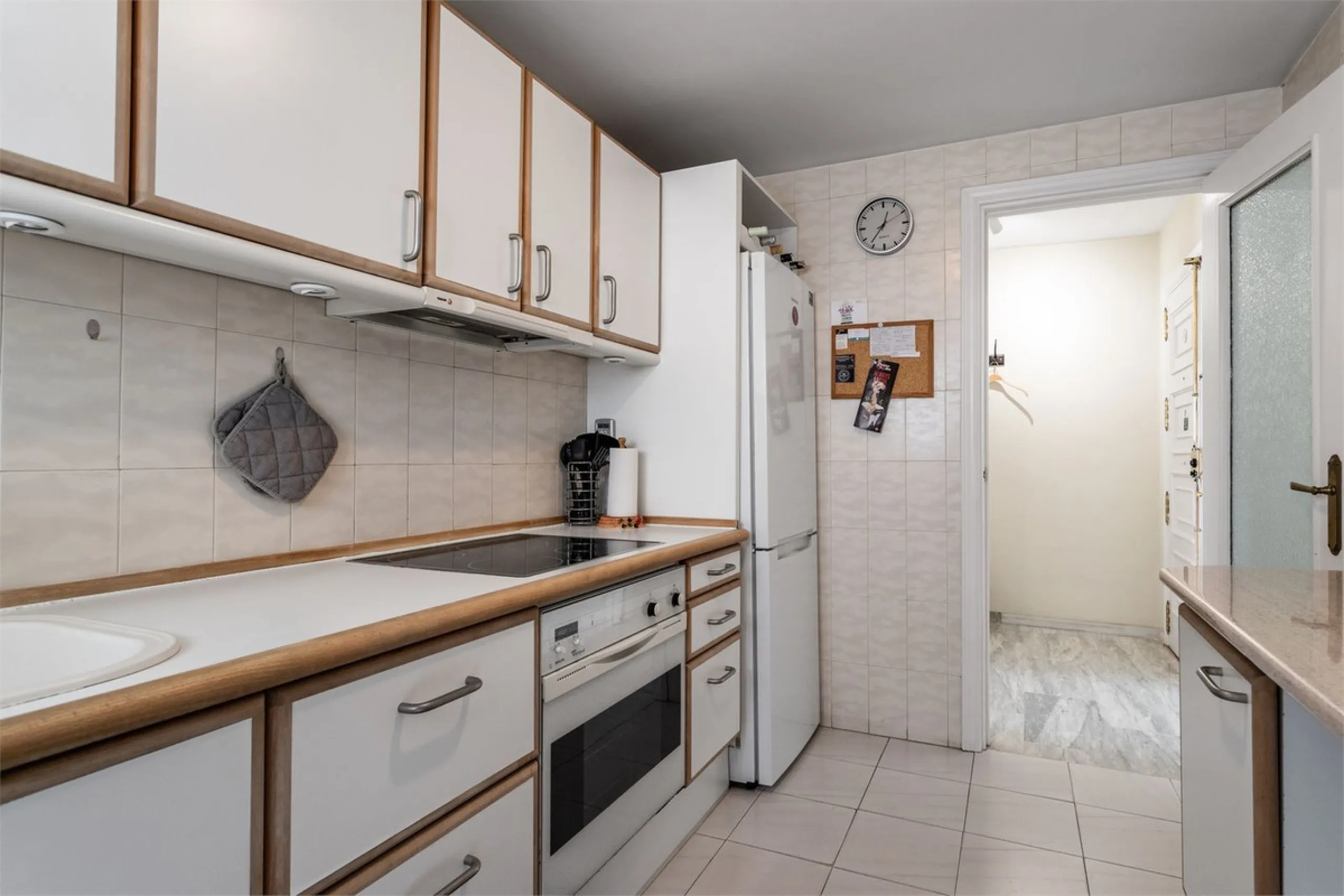 Welcome to this spacious and well-planned apartment with fantastic light. Views of the surrounding city life, the mountains and a glimpse of the sea. The property offers a perfect combination of the city's pulse and a relaxing location near the sea.