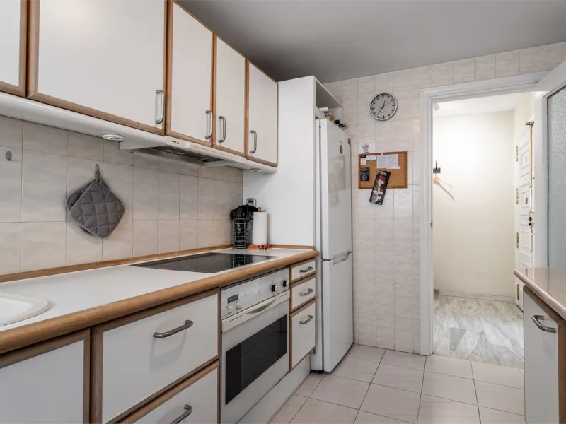 Welcome to this spacious and well-planned apartment with fantastic light. Views of the surrounding city life, the mountains and a glimpse of the sea. The property offers a perfect combination of the city's pulse and a relaxing location near the sea.