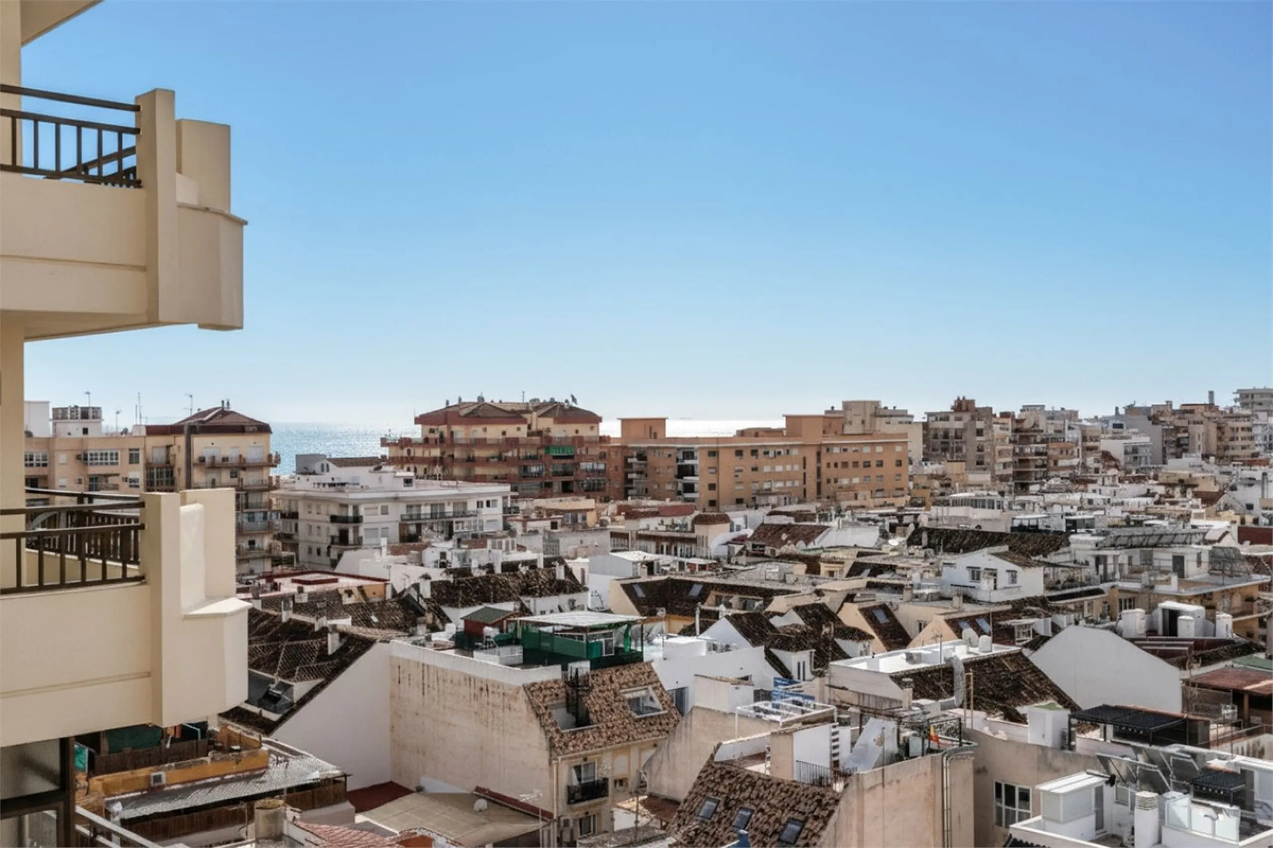 Welcome to this spacious and well-planned apartment with fantastic light. Views of the surrounding city life, the mountains and a glimpse of the sea. The property offers a perfect combination of the city's pulse and a relaxing location near the sea.