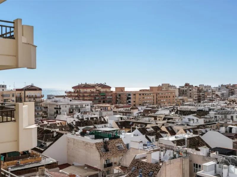 Welcome to this spacious and well-planned apartment with fantastic light. Views of the surrounding city life, the mountains and a glimpse of the sea. The property offers a perfect combination of the city's pulse and a relaxing location near the sea.