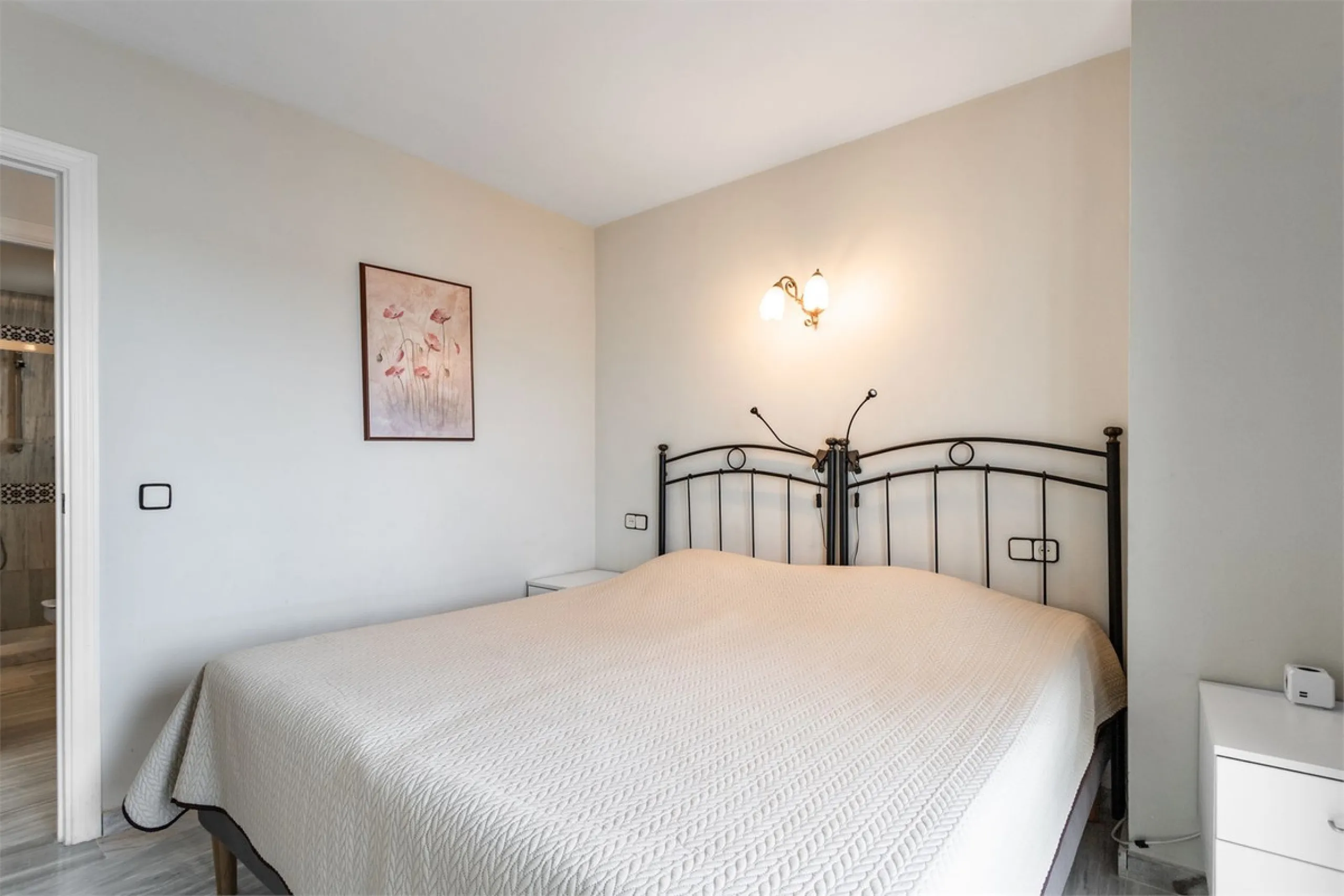 Welcome to this spacious and well-planned apartment with fantastic light. Views of the surrounding city life, the mountains and a glimpse of the sea. The property offers a perfect combination of the city's pulse and a relaxing location near the sea.