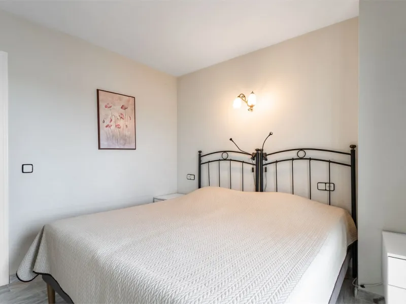 Welcome to this spacious and well-planned apartment with fantastic light. Views of the surrounding city life, the mountains and a glimpse of the sea. The property offers a perfect combination of the city's pulse and a relaxing location near the sea.