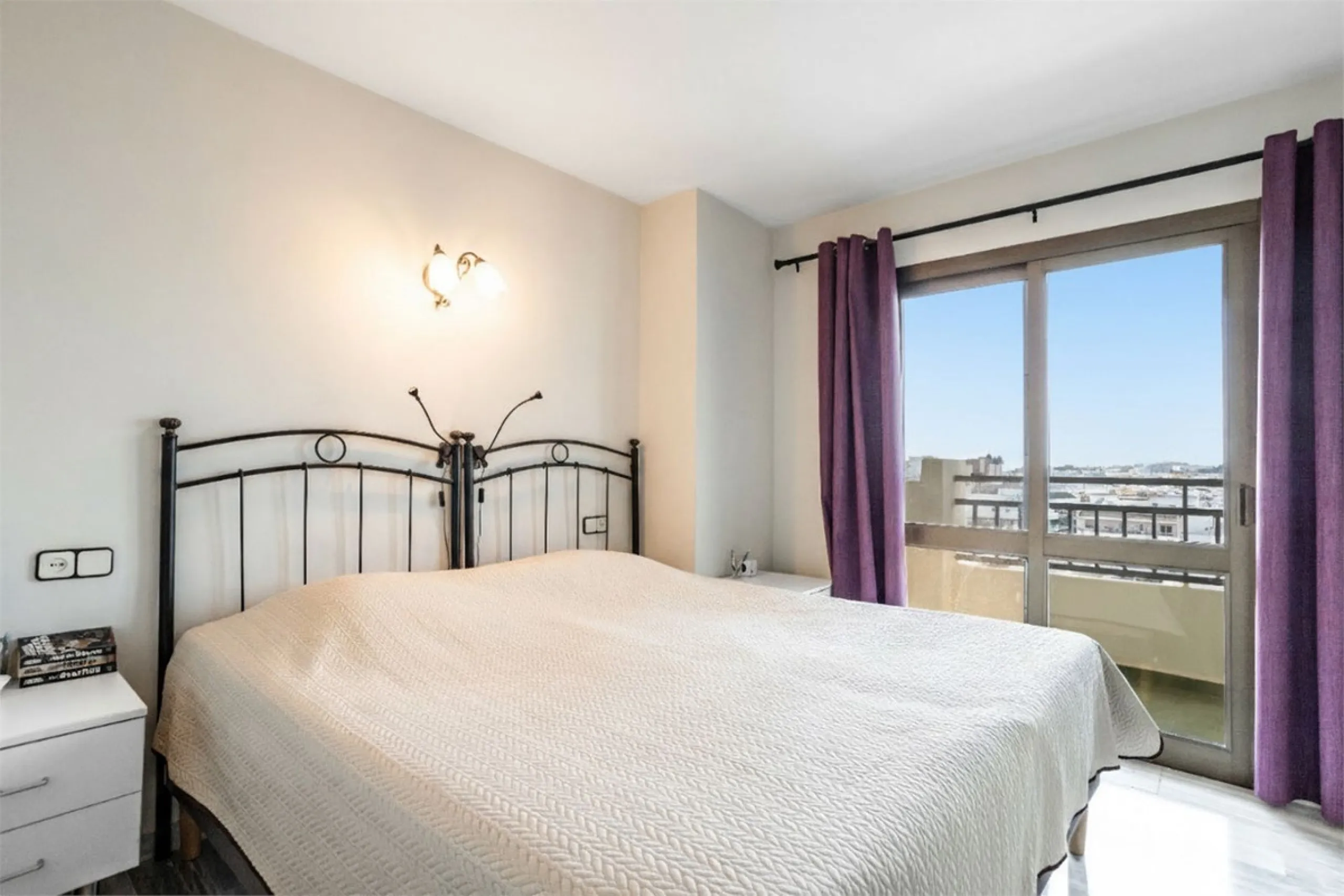 Welcome to this spacious and well-planned apartment with fantastic light. Views of the surrounding city life, the mountains and a glimpse of the sea. The property offers a perfect combination of the city's pulse and a relaxing location near the sea.