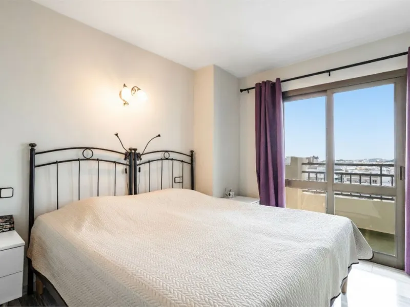Welcome to this spacious and well-planned apartment with fantastic light. Views of the surrounding city life, the mountains and a glimpse of the sea. The property offers a perfect combination of the city's pulse and a relaxing location near the sea.