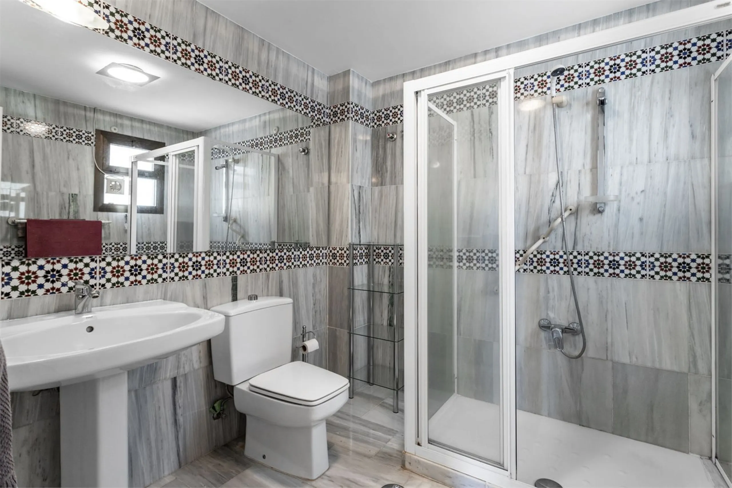 Welcome to this spacious and well-planned apartment with fantastic light. Views of the surrounding city life, the mountains and a glimpse of the sea. The property offers a perfect combination of the city's pulse and a relaxing location near the sea.