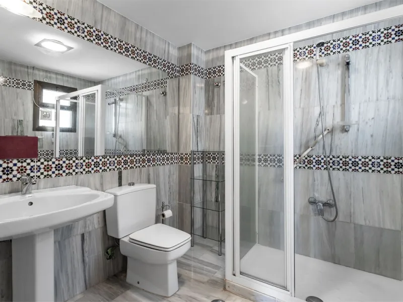 Welcome to this spacious and well-planned apartment with fantastic light. Views of the surrounding city life, the mountains and a glimpse of the sea. The property offers a perfect combination of the city's pulse and a relaxing location near the sea.