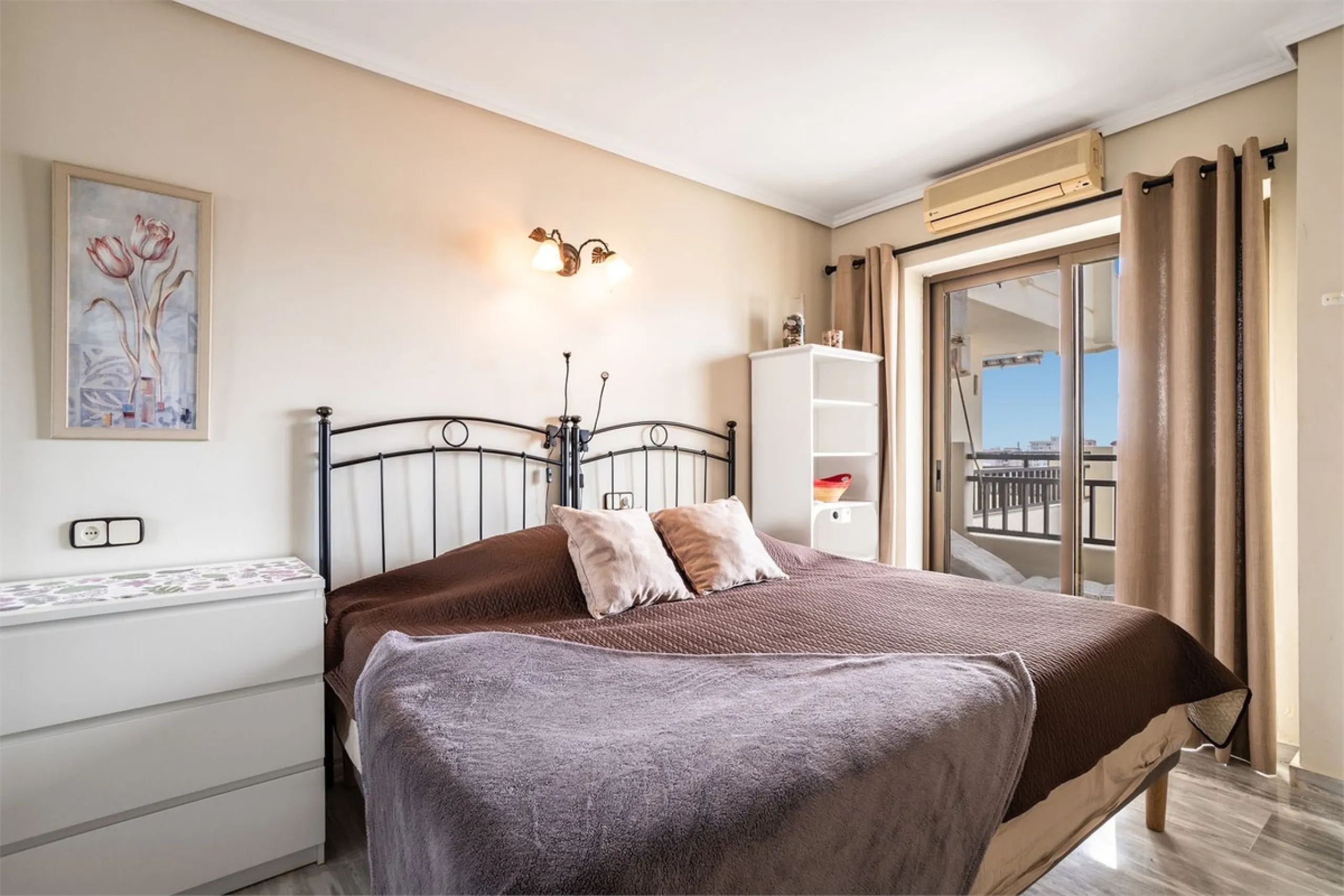 Welcome to this spacious and well-planned apartment with fantastic light. Views of the surrounding city life, the mountains and a glimpse of the sea. The property offers a perfect combination of the city's pulse and a relaxing location near the sea.