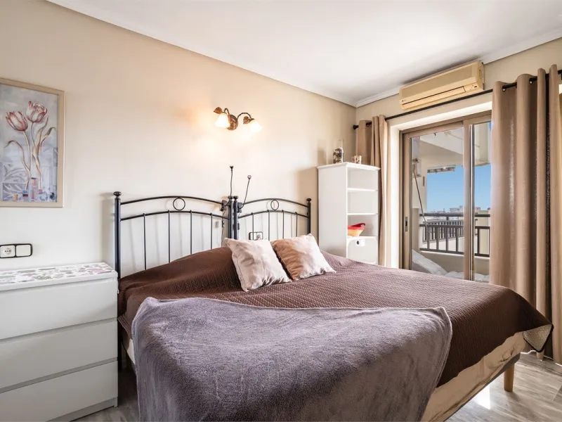 Welcome to this spacious and well-planned apartment with fantastic light. Views of the surrounding city life, the mountains and a glimpse of the sea. The property offers a perfect combination of the city's pulse and a relaxing location near the sea.