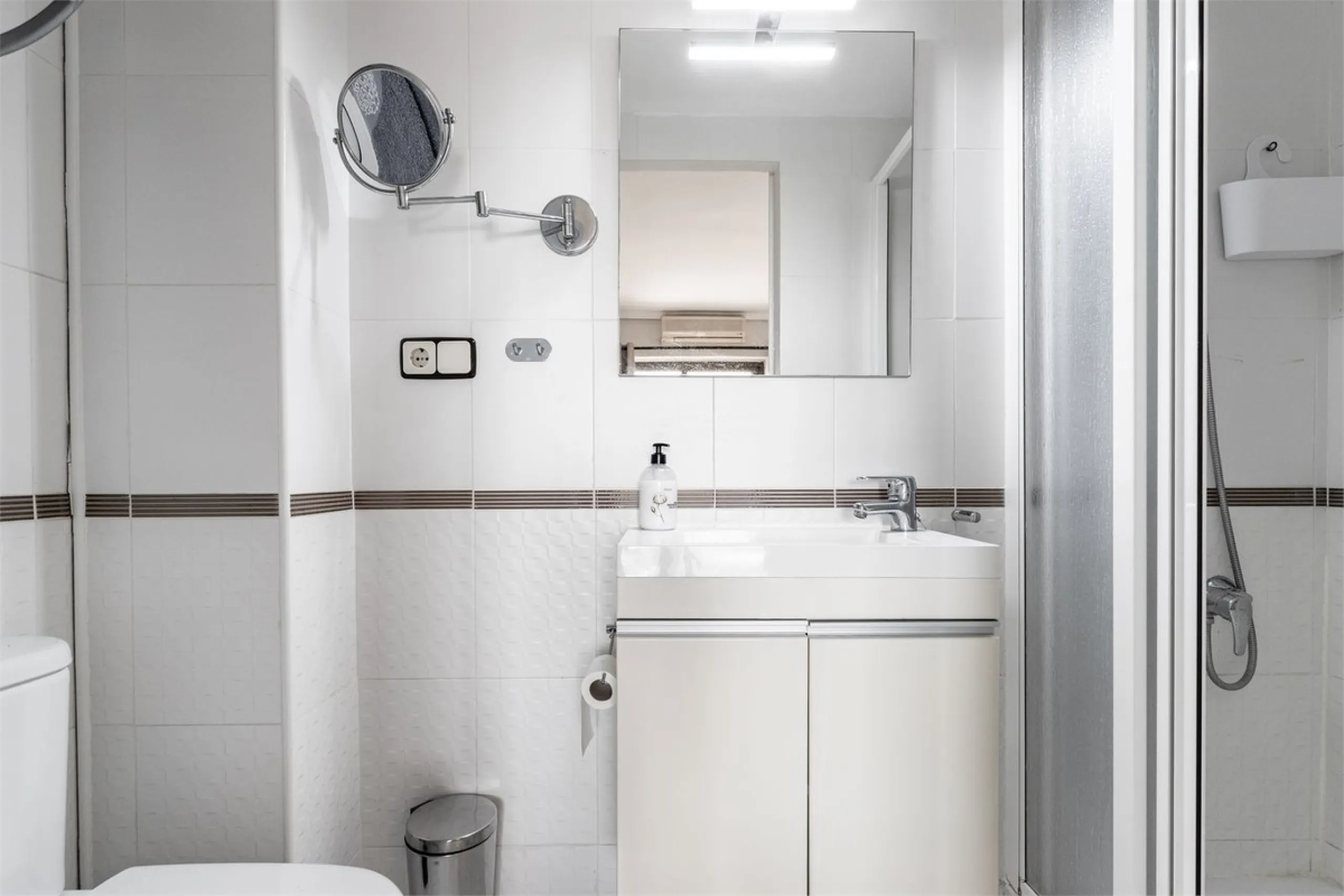 Welcome to this spacious and well-planned apartment with fantastic light. Views of the surrounding city life, the mountains and a glimpse of the sea. The property offers a perfect combination of the city's pulse and a relaxing location near the sea.