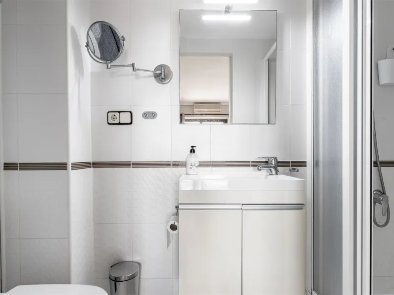 Welcome to this spacious and well-planned apartment with fantastic light. Views of the surrounding city life, the mountains and a glimpse of the sea. The property offers a perfect combination of the city's pulse and a relaxing location near the sea.