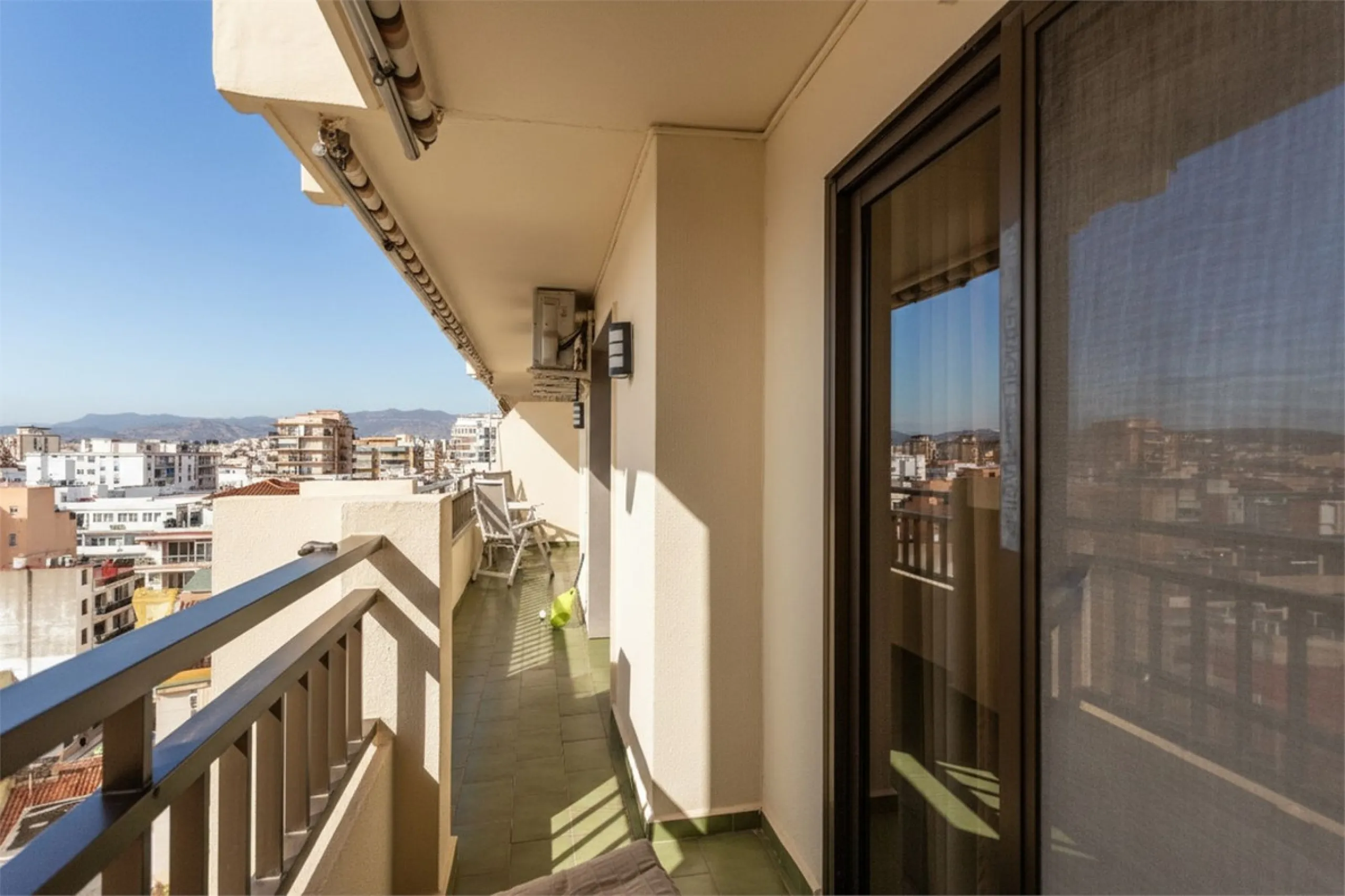 Welcome to this spacious and well-planned apartment with fantastic light. Views of the surrounding city life, the mountains and a glimpse of the sea. The property offers a perfect combination of the city's pulse and a relaxing location near the sea.