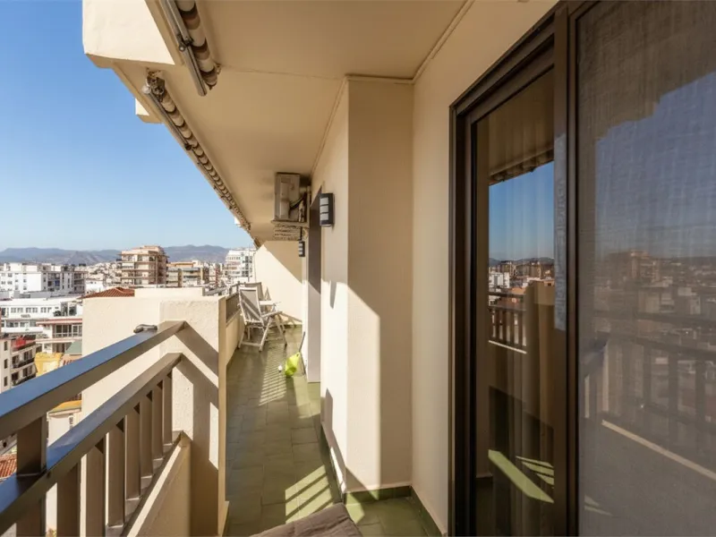 Welcome to this spacious and well-planned apartment with fantastic light. Views of the surrounding city life, the mountains and a glimpse of the sea. The property offers a perfect combination of the city's pulse and a relaxing location near the sea.