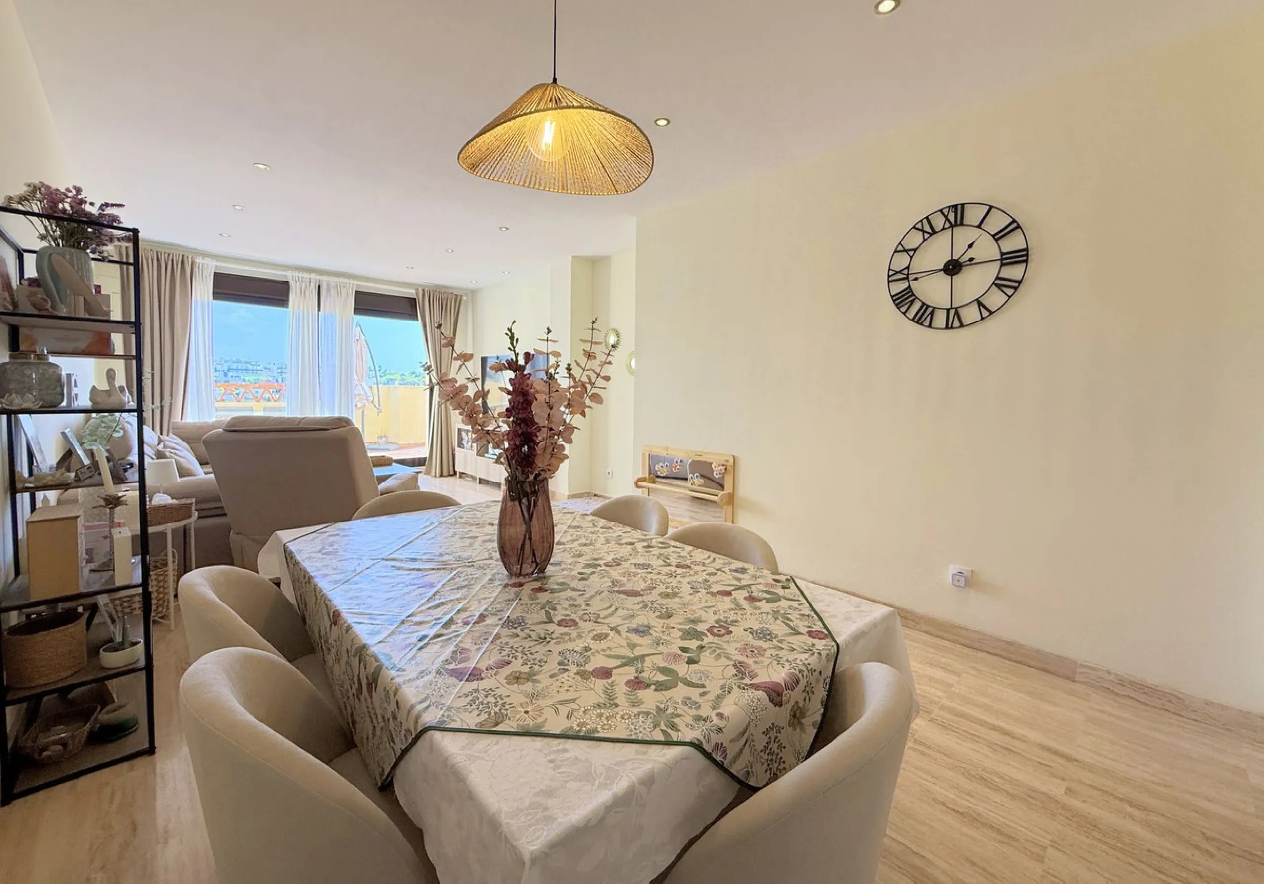 Apartment - Penthouse в продаже в Estepona, Málaga. В доме 2 спален и 2 ванных комнат. Площадь дома 100 м²