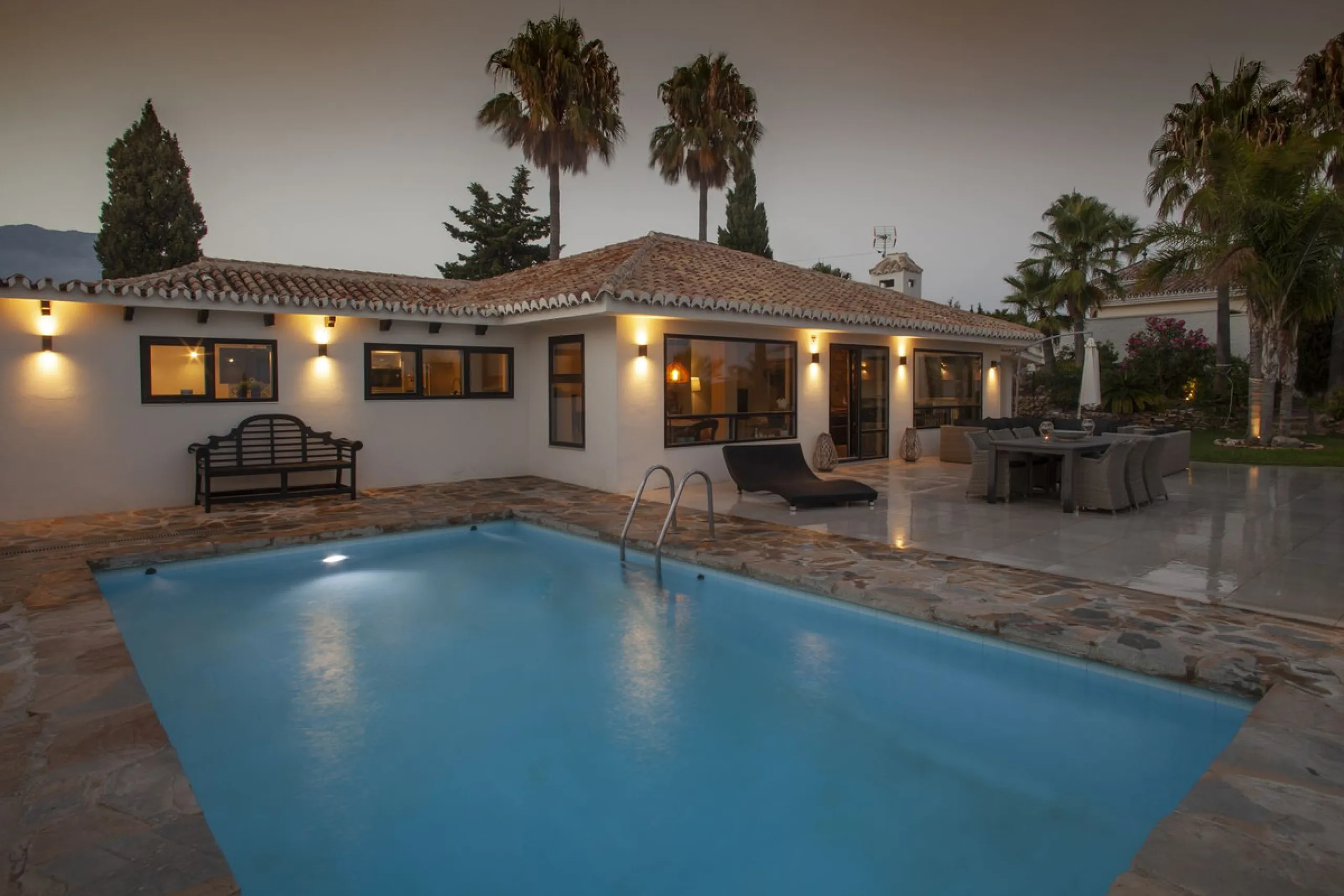 House - Detached Villa в продаже в Mijas, Málaga. В доме 4 спален и 3 ванных комнат. Площадь дома 200 м². Площадь участка 1000 м²