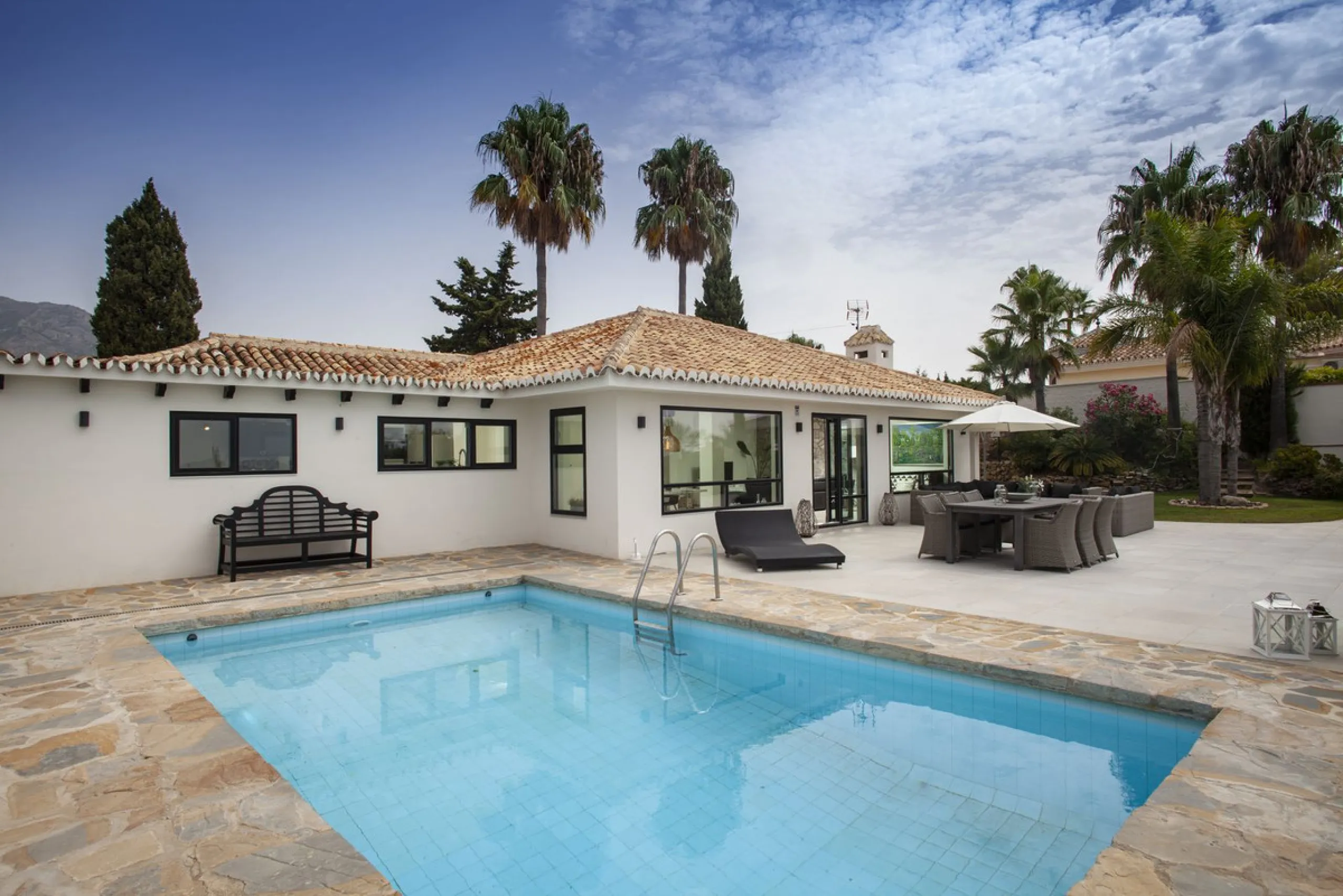 House - Detached Villa в продаже в Mijas, Málaga. В доме 4 спален и 3 ванных комнат. Площадь дома 200 м². Площадь участка 1000 м²