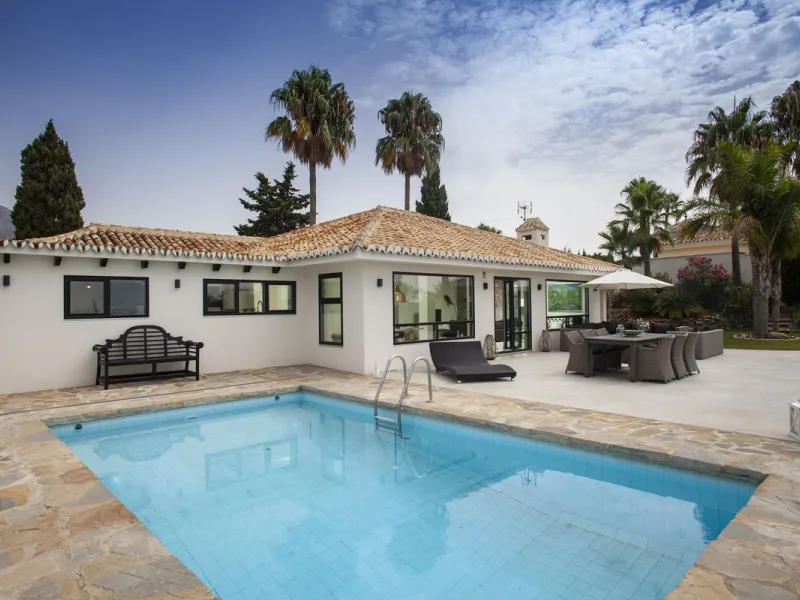 House - Detached Villa в продаже в Mijas, Málaga. В доме 4 спален и 3 ванных комнат. Площадь дома 200 м². Площадь участка 1000 м²