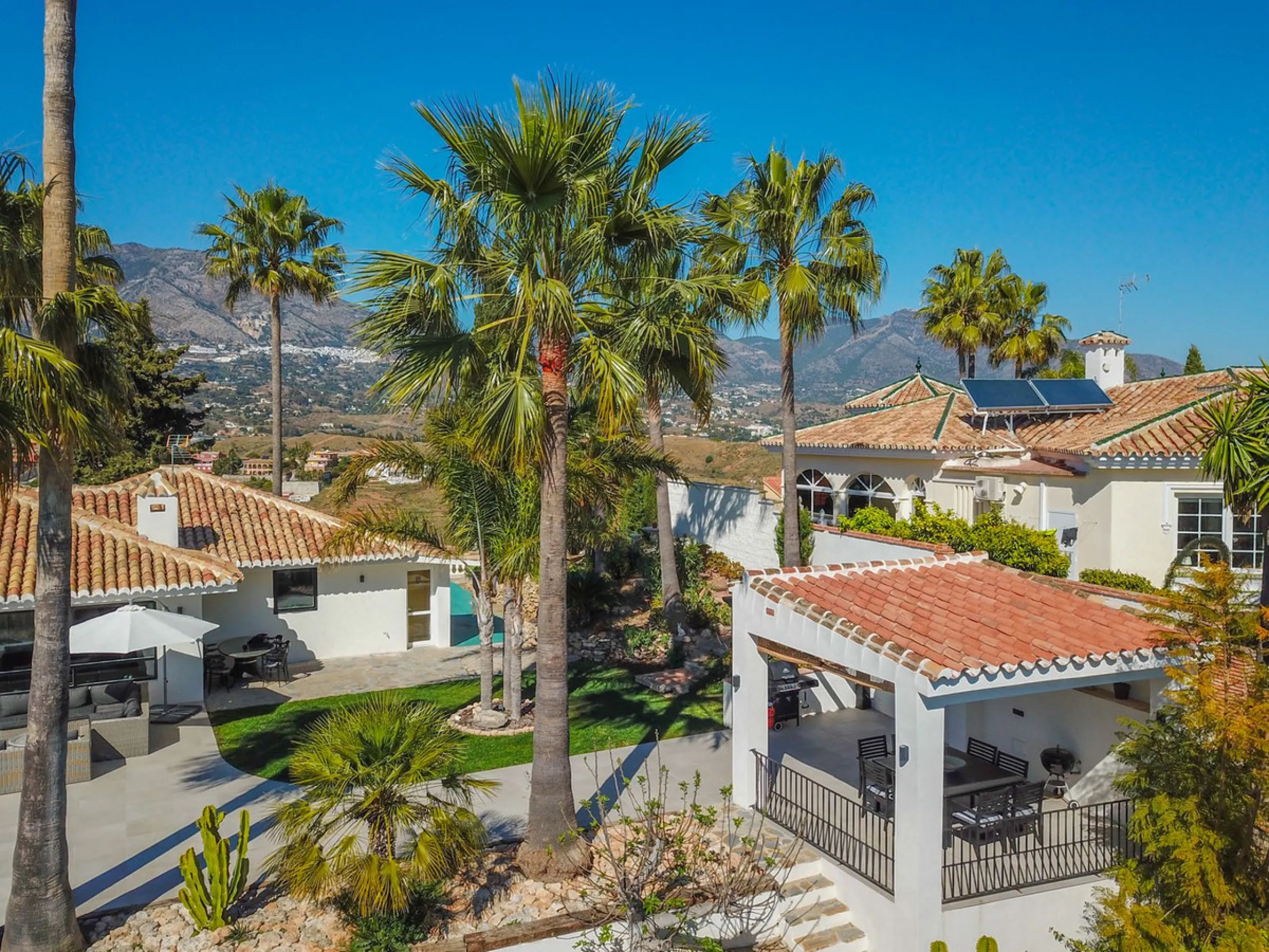 House - Detached Villa в продаже в Mijas, Málaga. В доме 4 спален и 3 ванных комнат. Площадь дома 200 м². Площадь участка 1000 м²