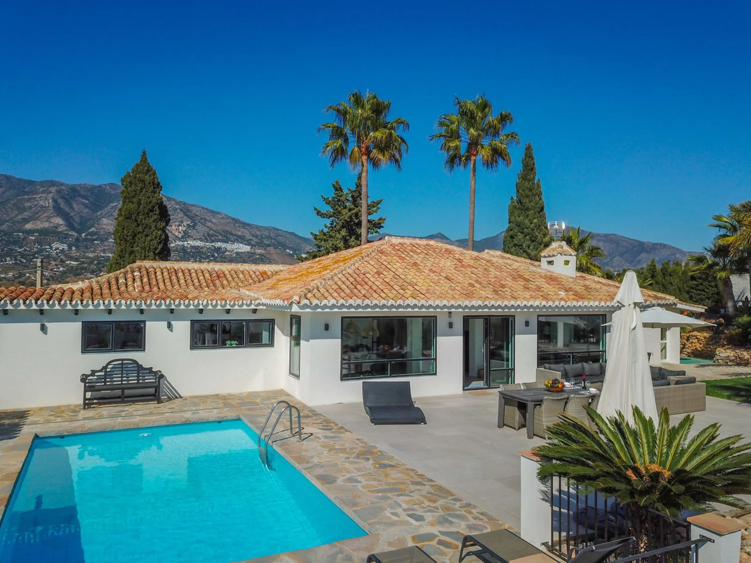 House - Detached Villa в продаже в Mijas, Málaga. В доме 4 спален и 3 ванных комнат. Площадь дома 200 м². Площадь участка 1000 м²