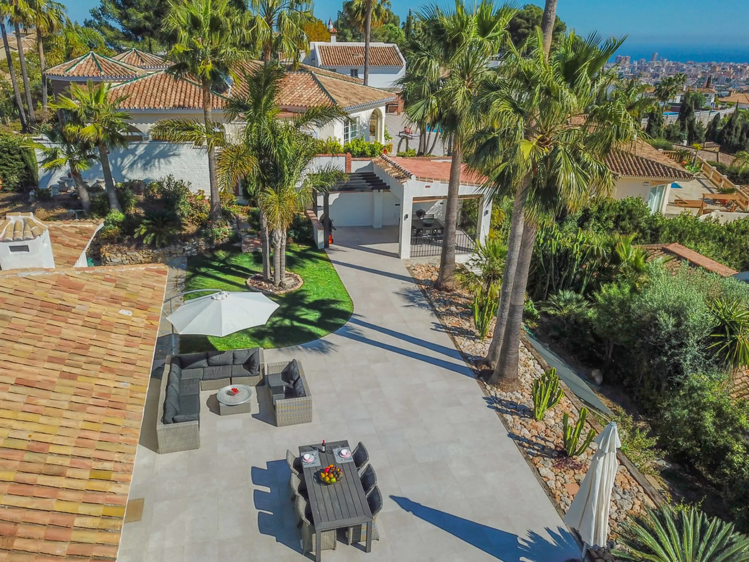 House - Detached Villa в продаже в Mijas, Málaga. В доме 4 спален и 3 ванных комнат. Площадь дома 200 м². Площадь участка 1000 м²