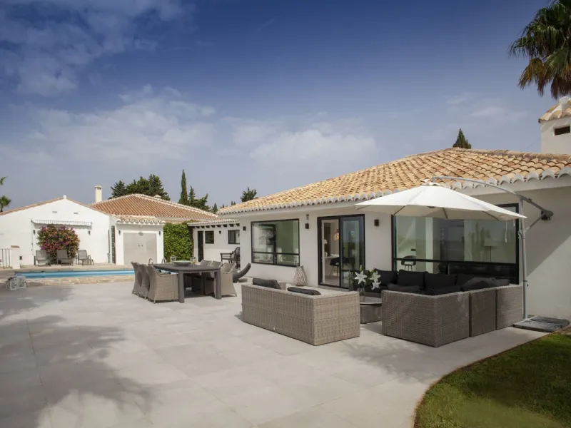 House - Detached Villa в продаже в Mijas, Málaga. В доме 4 спален и 3 ванных комнат. Площадь дома 200 м². Площадь участка 1000 м²