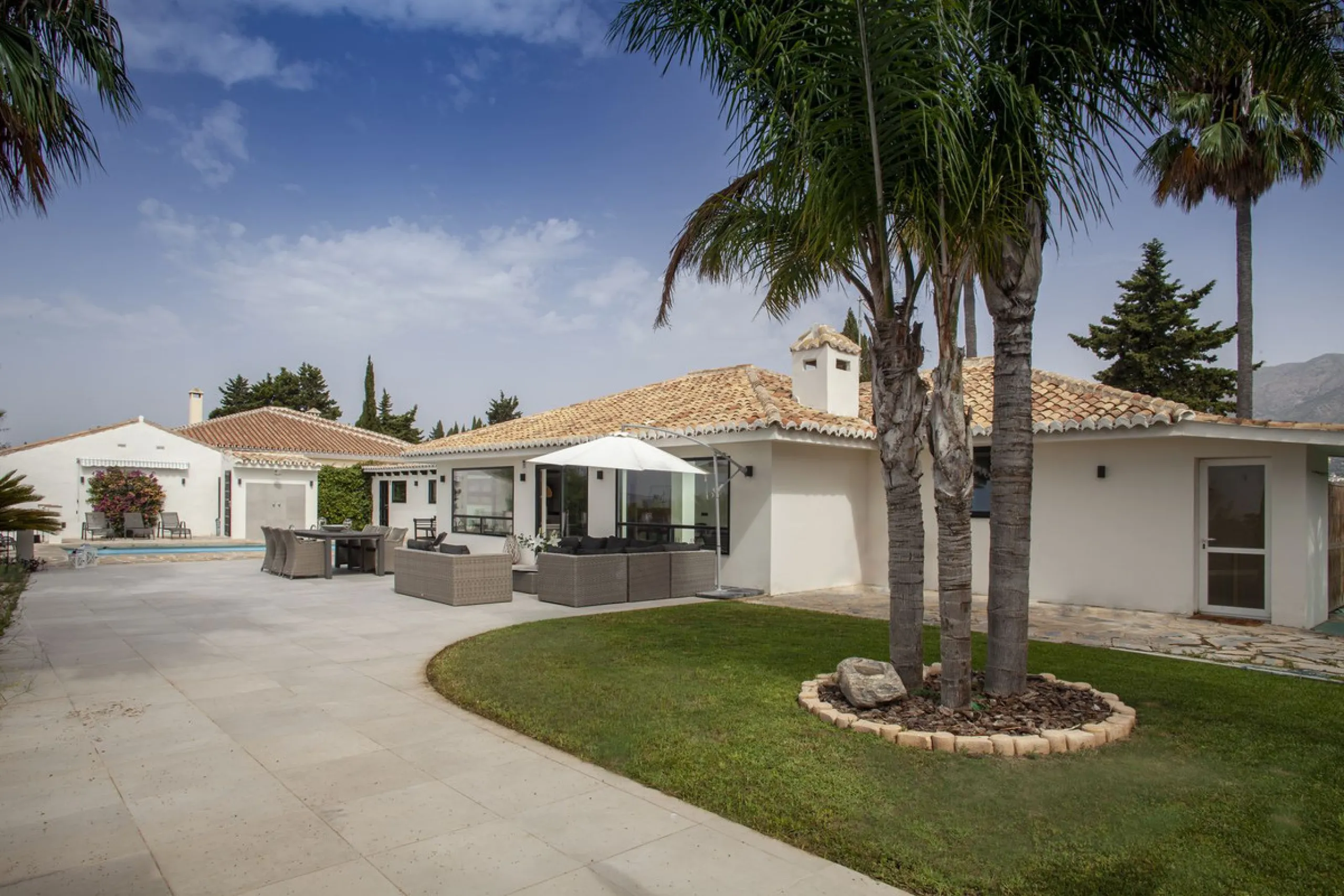 House - Detached Villa в продаже в Mijas, Málaga. В доме 4 спален и 3 ванных комнат. Площадь дома 200 м². Площадь участка 1000 м²