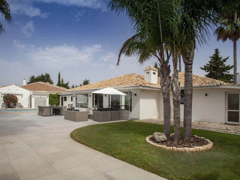 House - Detached Villa в продаже в Mijas, Málaga. В доме 4 спален и 3 ванных комнат. Площадь дома 200 м². Площадь участка 1000 м²