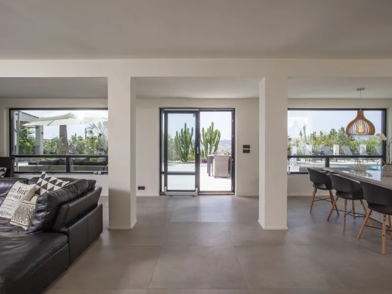 House - Detached Villa в продаже в Mijas, Málaga. В доме 4 спален и 3 ванных комнат. Площадь дома 200 м². Площадь участка 1000 м²