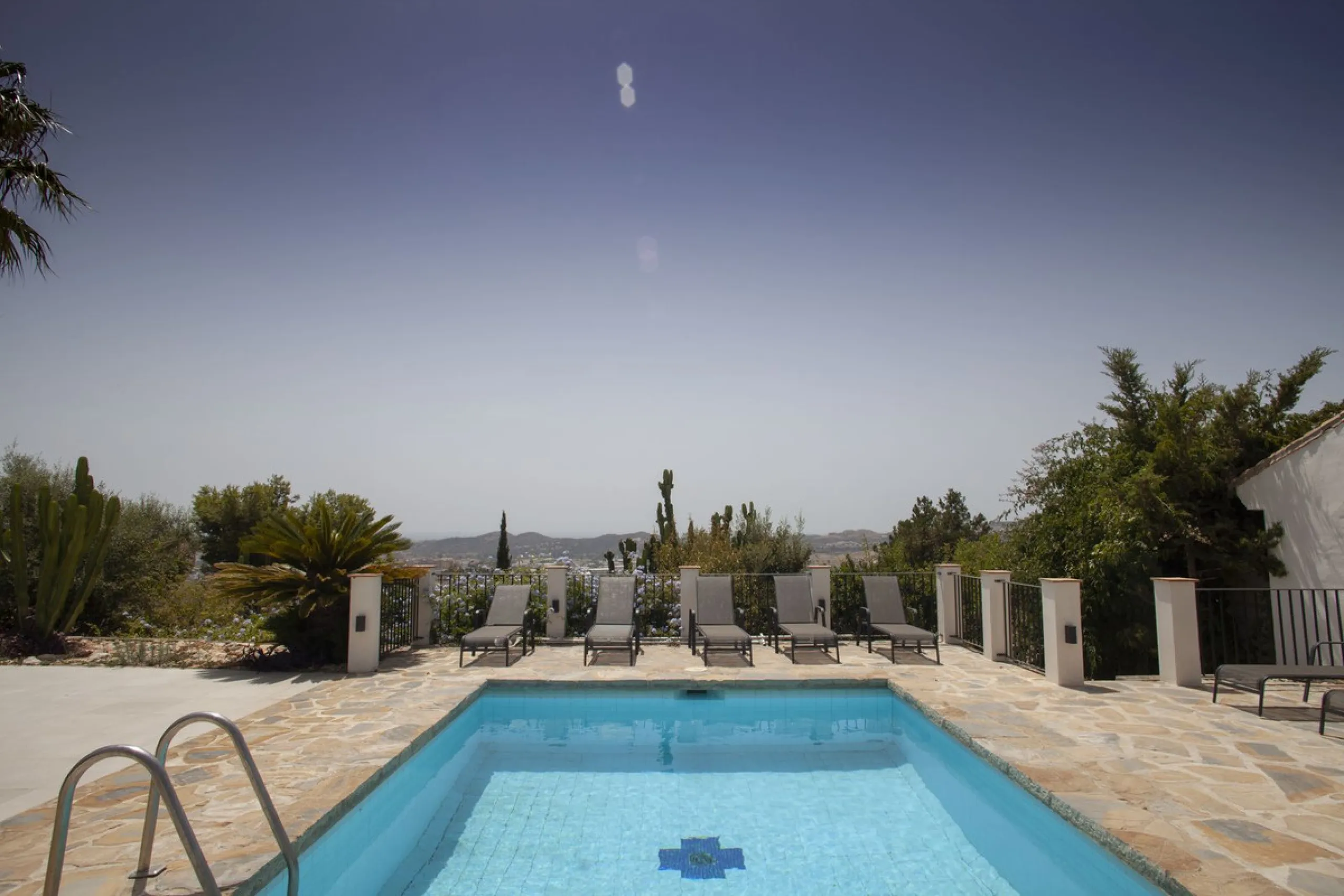 House - Detached Villa в продаже в Mijas, Málaga. В доме 4 спален и 3 ванных комнат. Площадь дома 200 м². Площадь участка 1000 м²