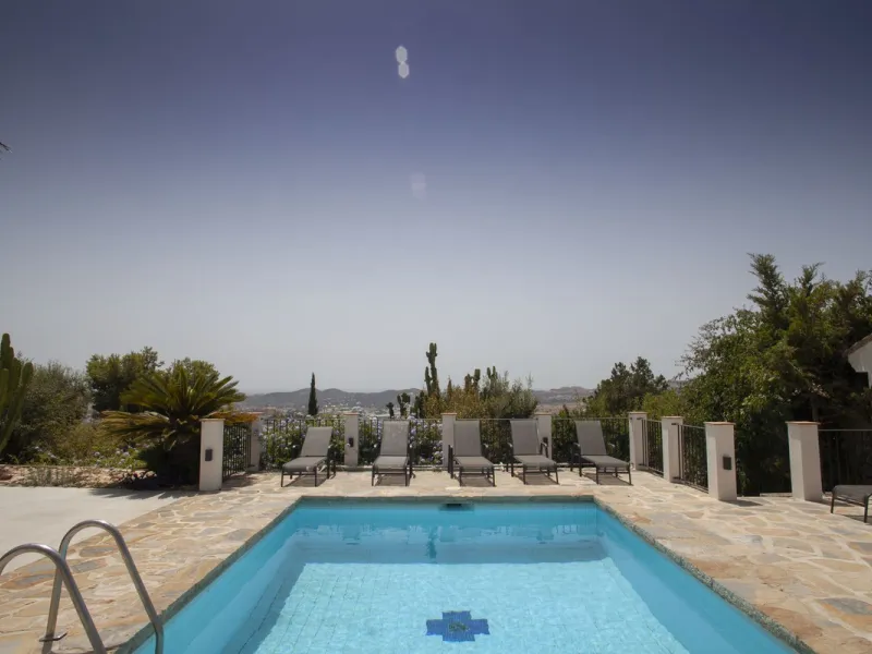 House - Detached Villa в продаже в Mijas, Málaga. В доме 4 спален и 3 ванных комнат. Площадь дома 200 м². Площадь участка 1000 м²