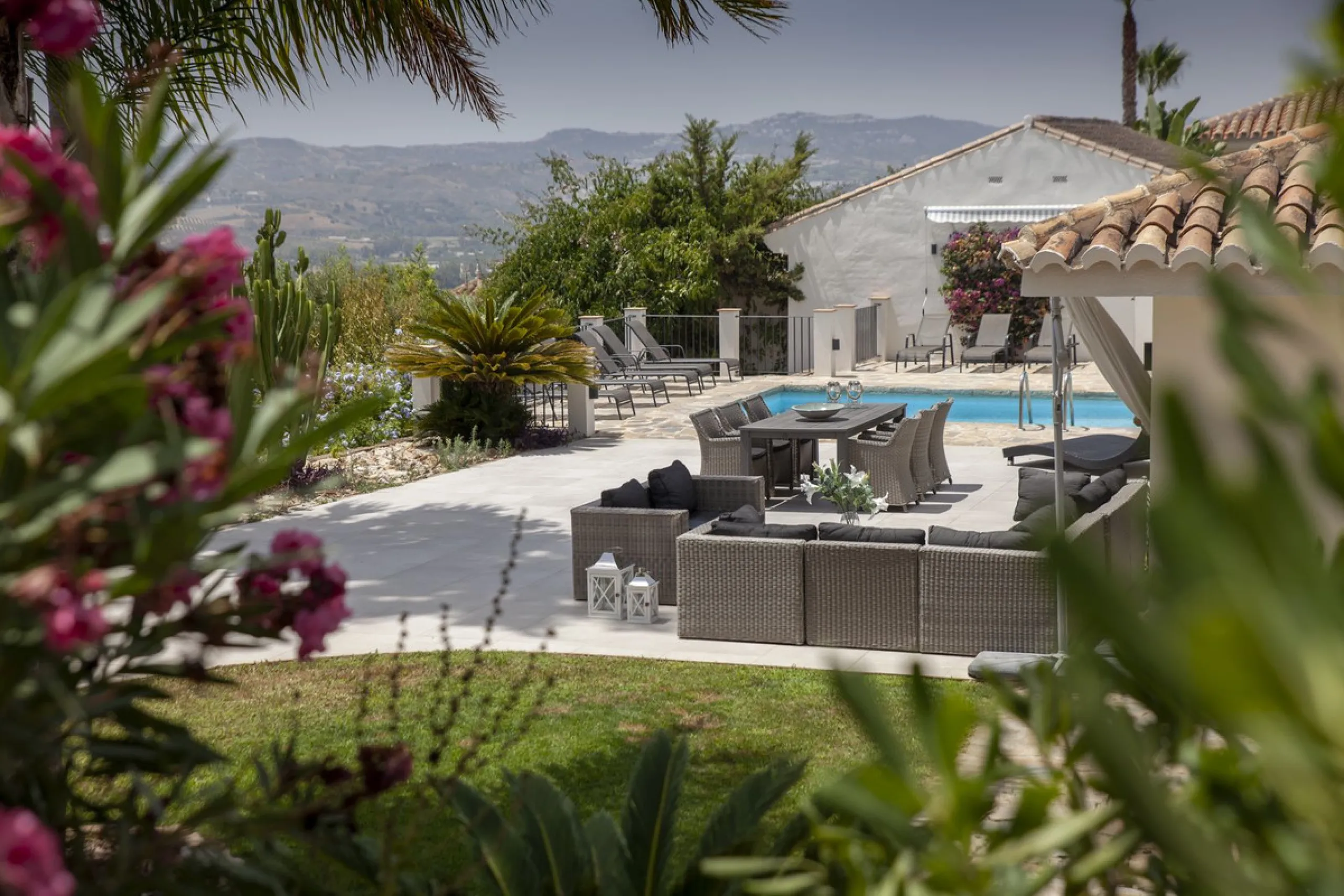 House - Detached Villa в продаже в Mijas, Málaga. В доме 4 спален и 3 ванных комнат. Площадь дома 200 м². Площадь участка 1000 м²