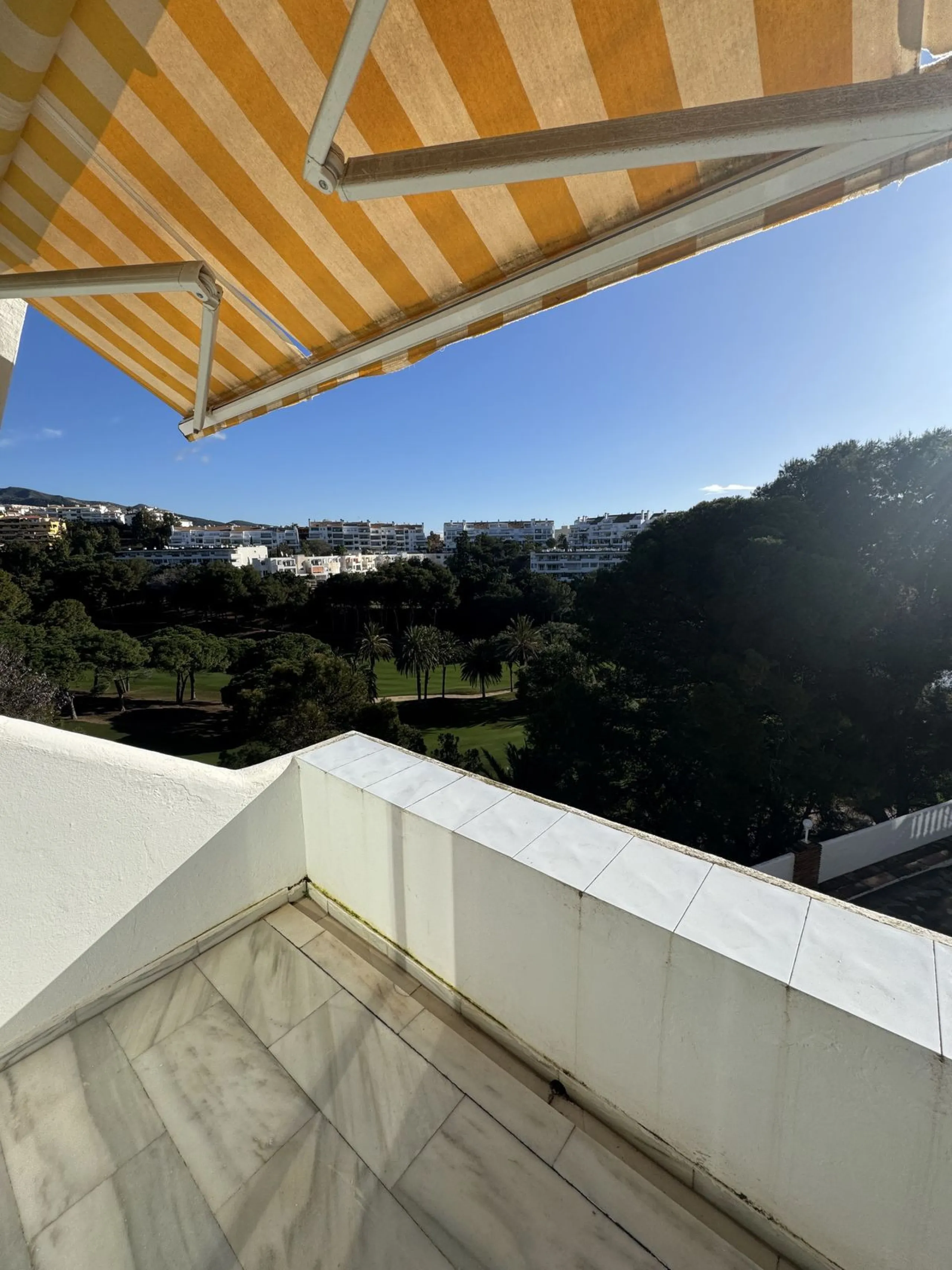 House - Semi-Detached House в продаже в Benalmadena, Málaga. В доме 4 спален и 3 ванных комнат. Площадь дома 212 м²