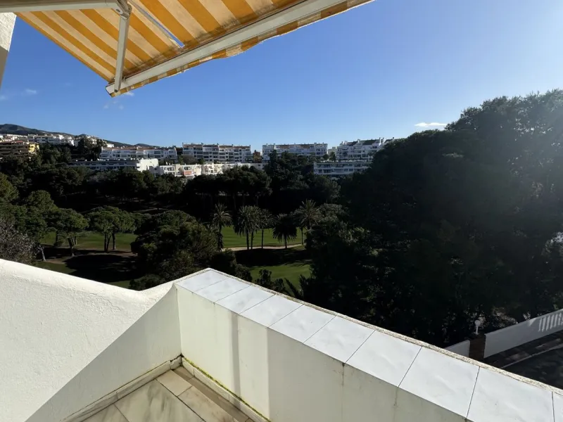 House - Semi-Detached House в продаже в Benalmadena, Málaga. В доме 4 спален и 3 ванных комнат. Площадь дома 212 м²