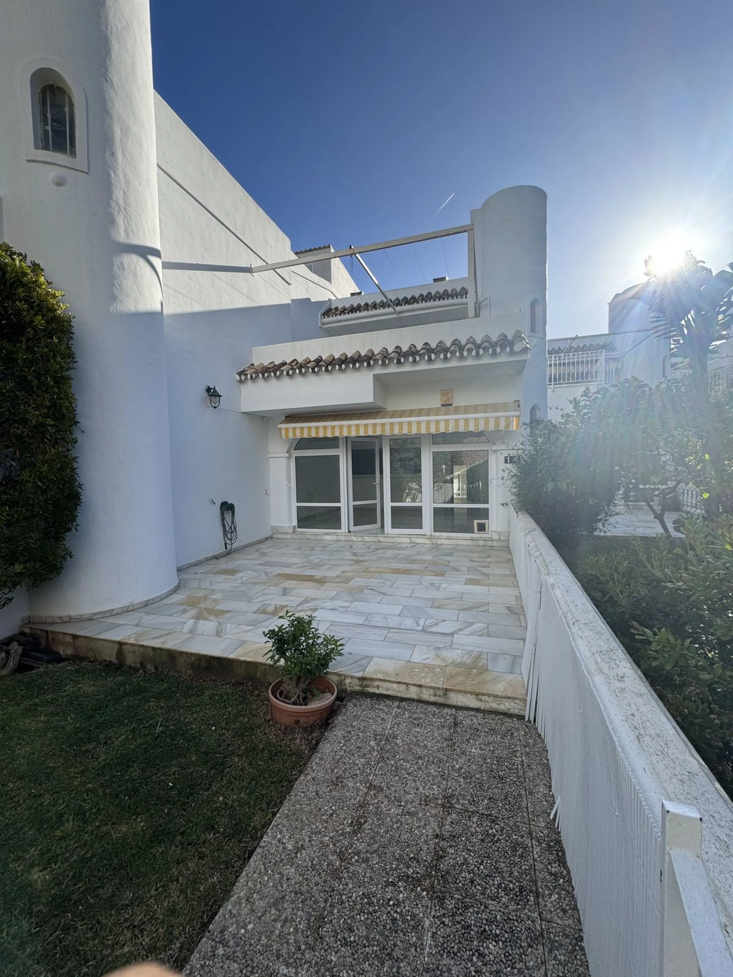 House - Semi-Detached House в продаже в Benalmadena, Málaga. В доме 4 спален и 3 ванных комнат. Площадь дома 212 м²