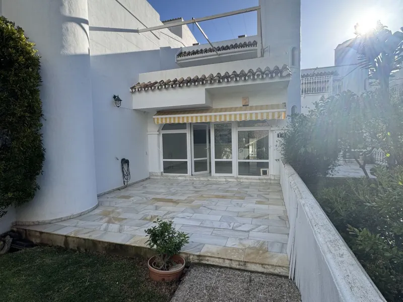 House - Semi-Detached House в продаже в Benalmadena, Málaga. В доме 4 спален и 3 ванных комнат. Площадь дома 212 м²