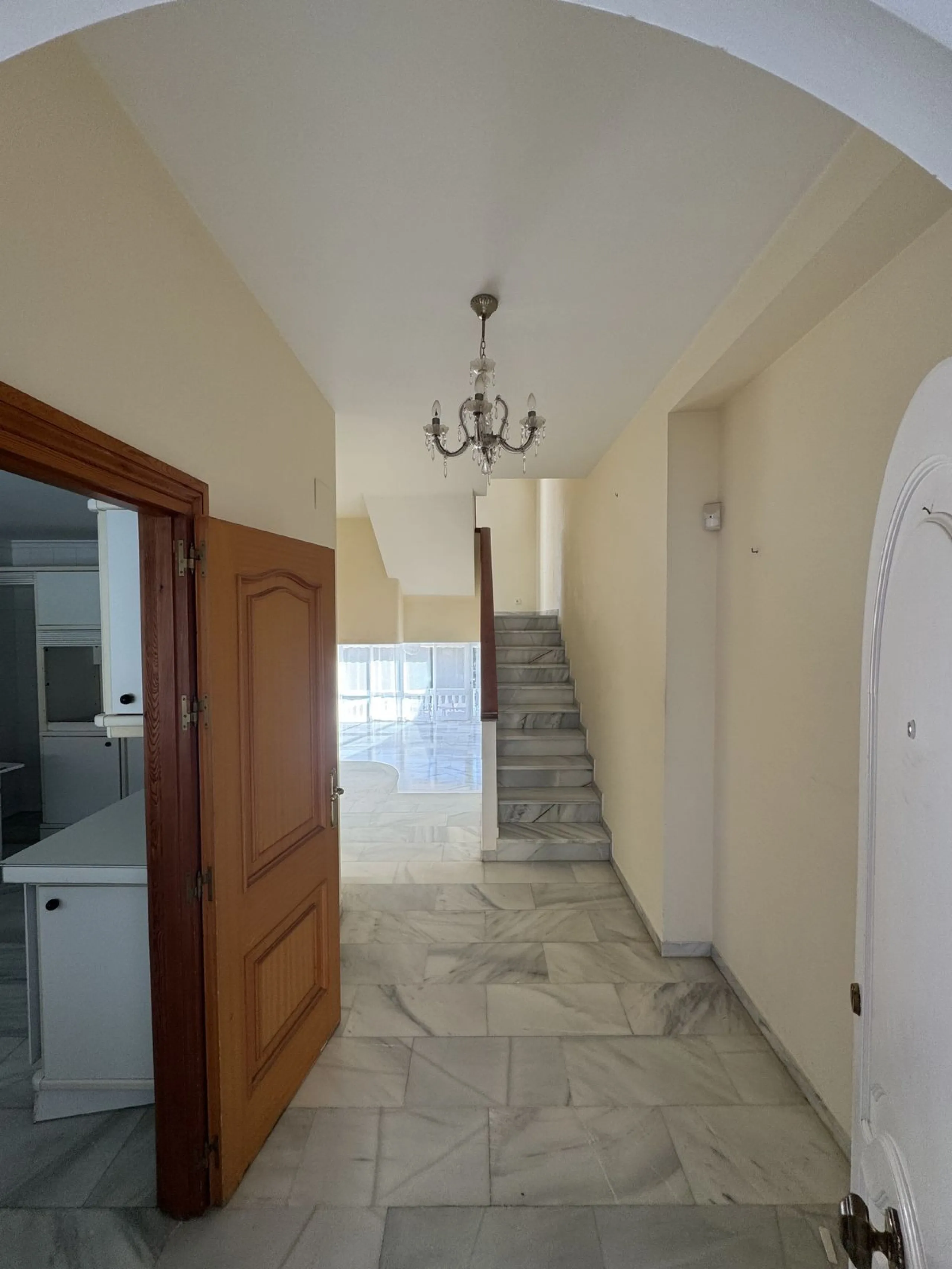 House - Semi-Detached House в продаже в Benalmadena, Málaga. В доме 4 спален и 3 ванных комнат. Площадь дома 212 м²