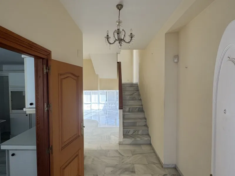 House - Semi-Detached House в продаже в Benalmadena, Málaga. В доме 4 спален и 3 ванных комнат. Площадь дома 212 м²