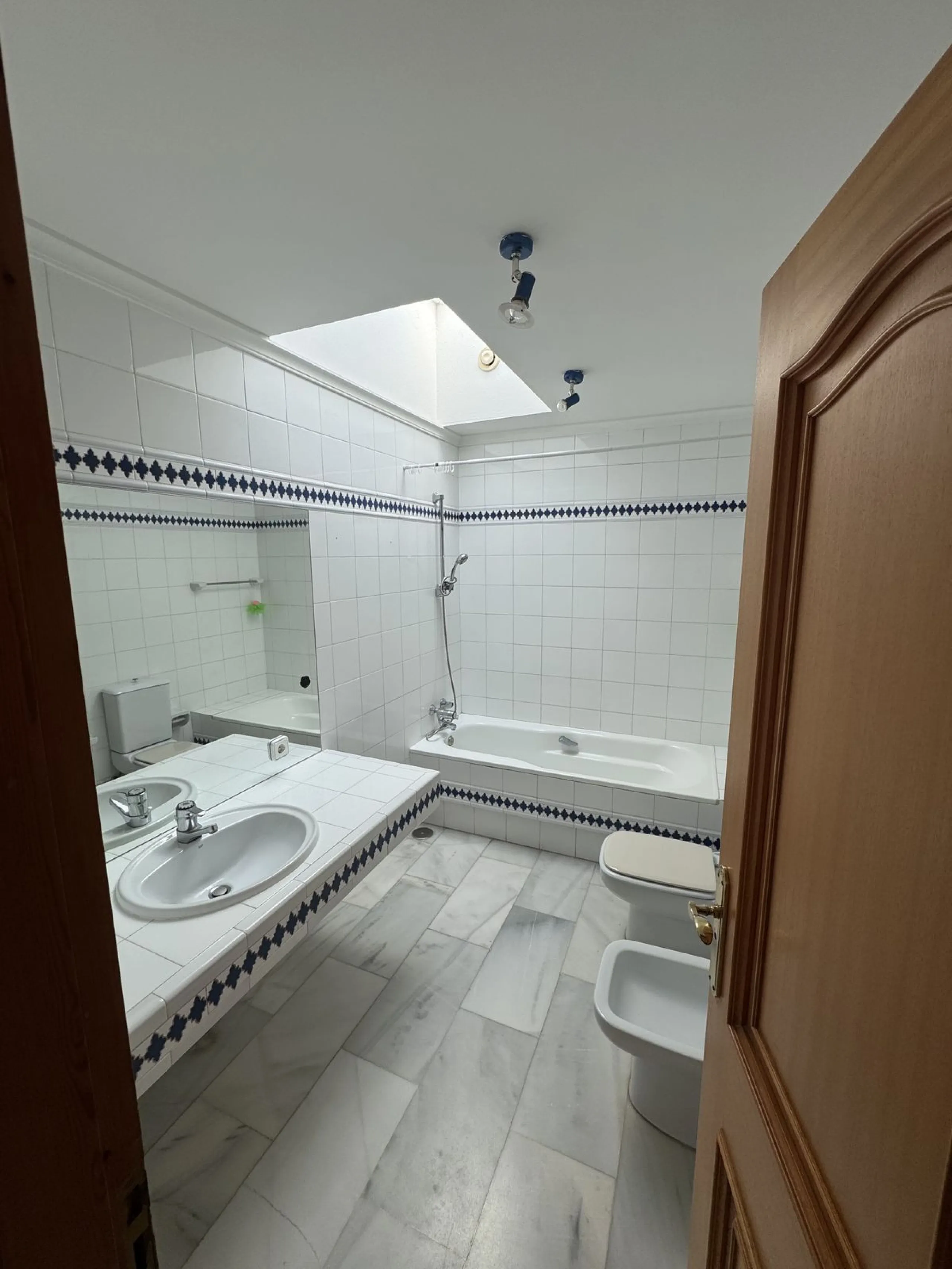 House - Semi-Detached House в продаже в Benalmadena, Málaga. В доме 4 спален и 3 ванных комнат. Площадь дома 212 м²