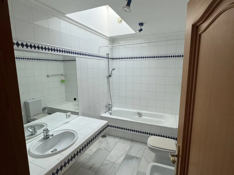 House - Semi-Detached House в продаже в Benalmadena, Málaga. В доме 4 спален и 3 ванных комнат. Площадь дома 212 м²