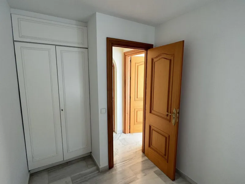 House - Semi-Detached House в продаже в Benalmadena, Málaga. В доме 4 спален и 3 ванных комнат. Площадь дома 212 м²