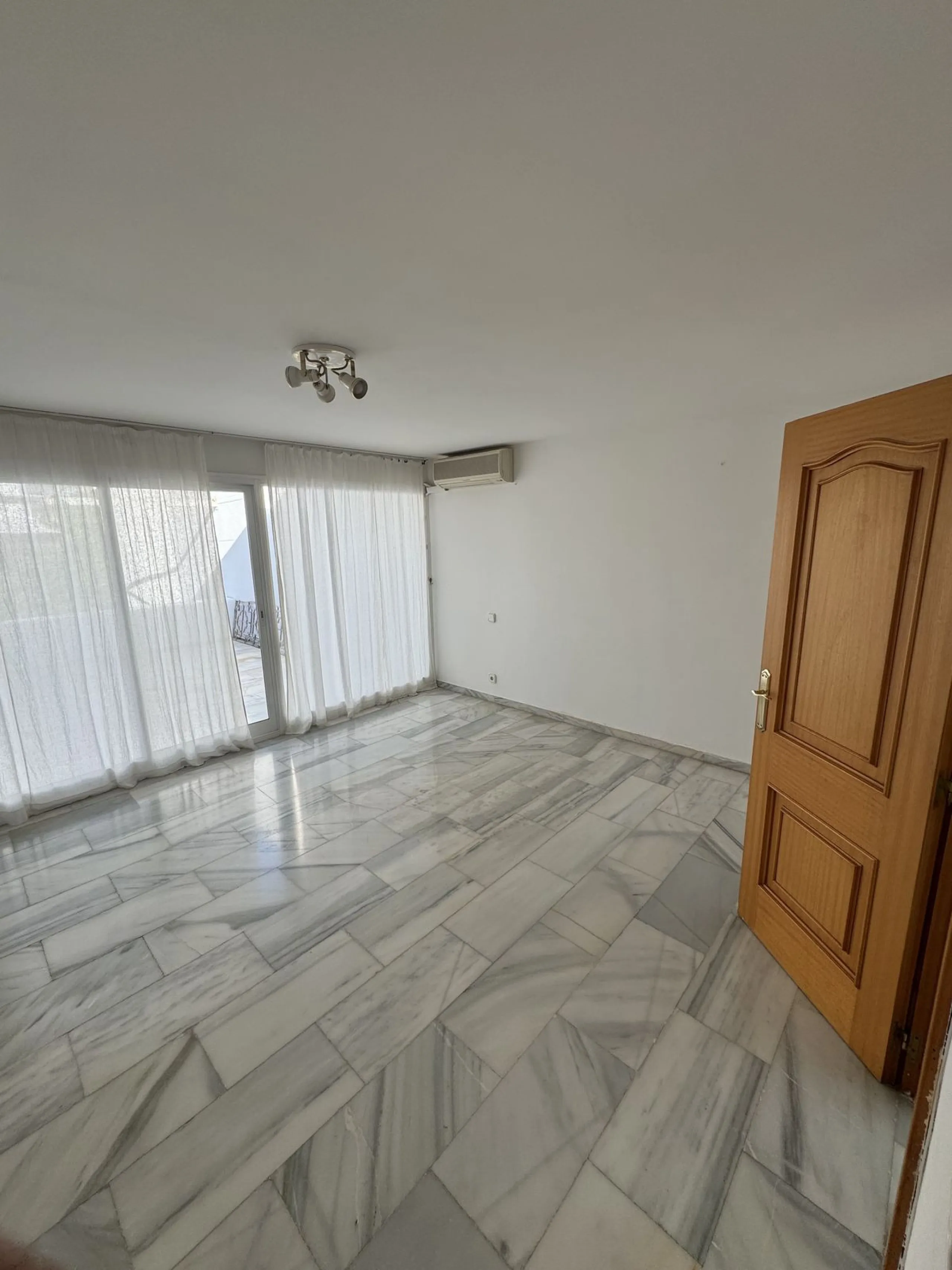 House - Semi-Detached House в продаже в Benalmadena, Málaga. В доме 4 спален и 3 ванных комнат. Площадь дома 212 м²