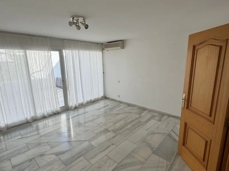 House - Semi-Detached House в продаже в Benalmadena, Málaga. В доме 4 спален и 3 ванных комнат. Площадь дома 212 м²