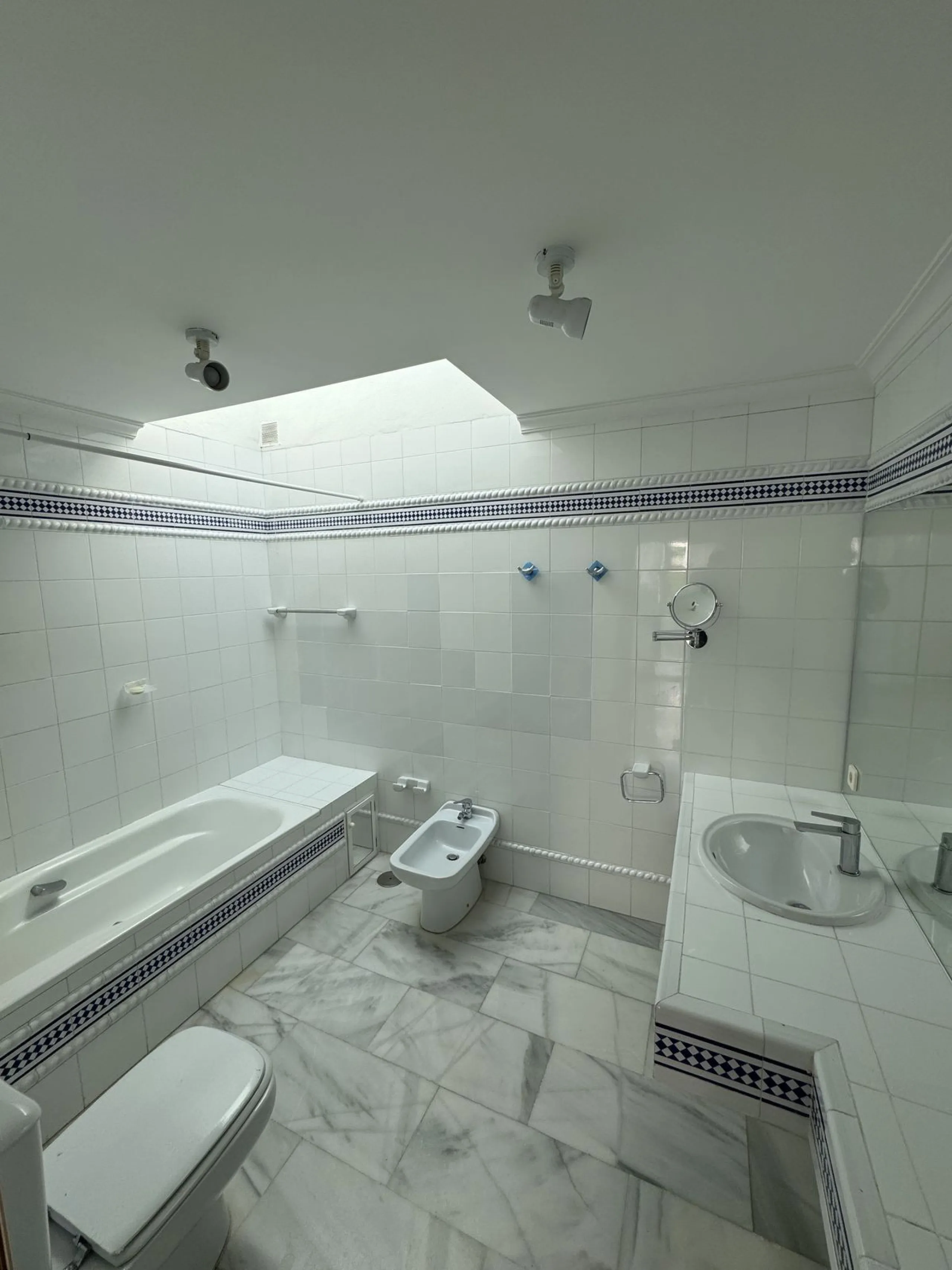 House - Semi-Detached House в продаже в Benalmadena, Málaga. В доме 4 спален и 3 ванных комнат. Площадь дома 212 м²