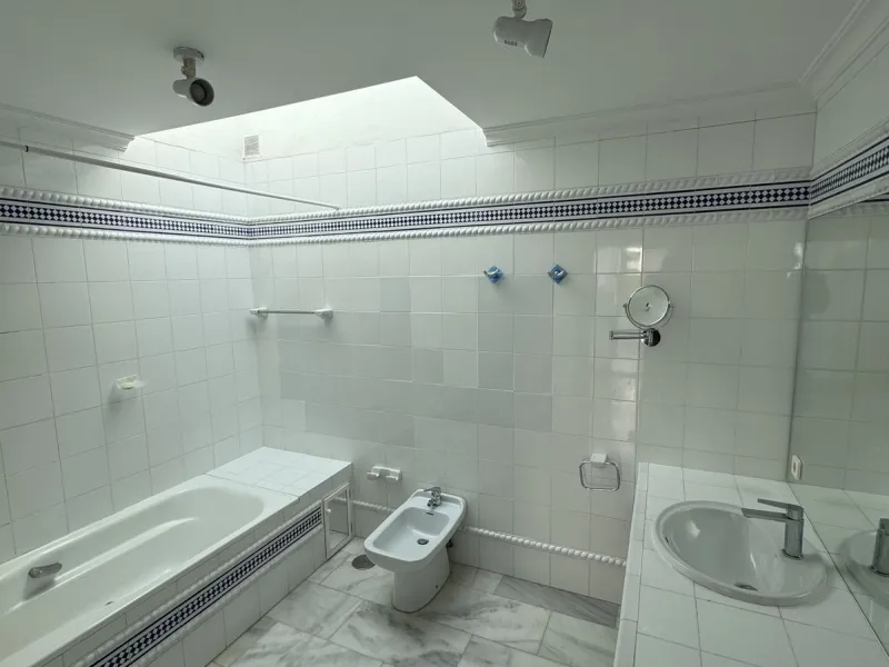 House - Semi-Detached House в продаже в Benalmadena, Málaga. В доме 4 спален и 3 ванных комнат. Площадь дома 212 м²