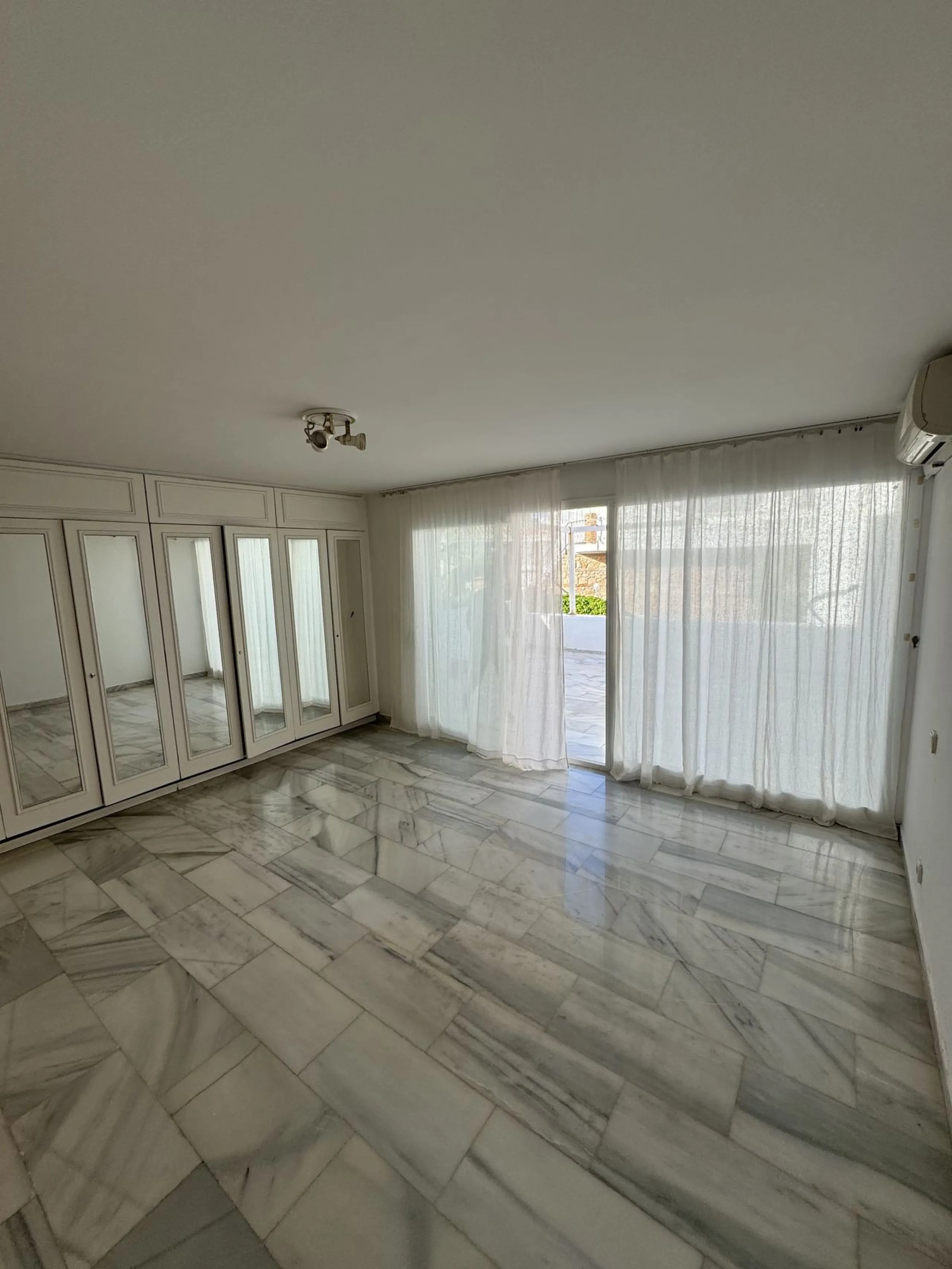 House - Semi-Detached House в продаже в Benalmadena, Málaga. В доме 4 спален и 3 ванных комнат. Площадь дома 212 м²