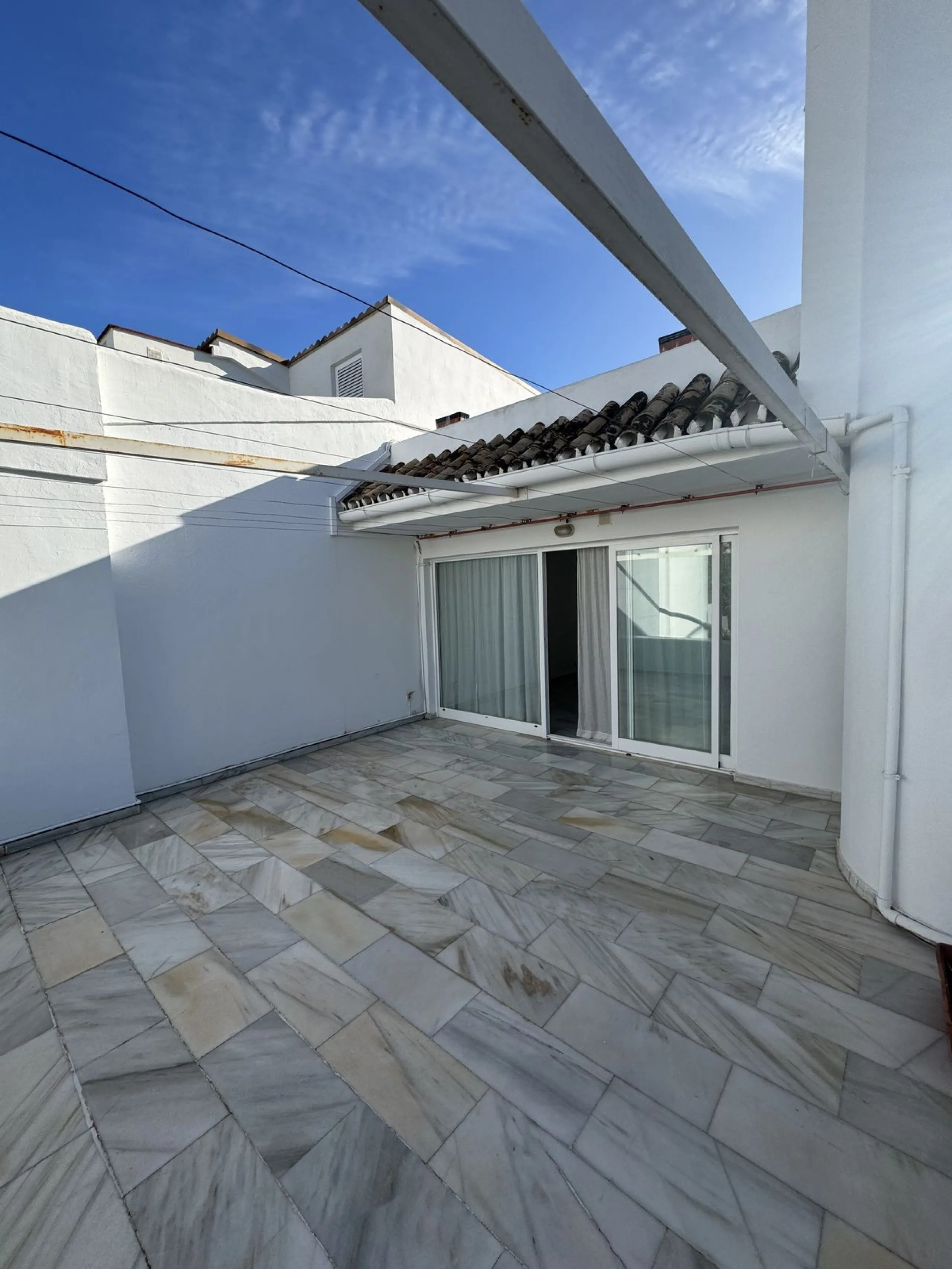 House - Semi-Detached House в продаже в Benalmadena, Málaga. В доме 4 спален и 3 ванных комнат. Площадь дома 212 м²