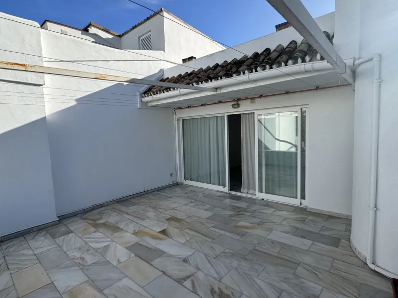 House - Semi-Detached House в продаже в Benalmadena, Málaga. В доме 4 спален и 3 ванных комнат. Площадь дома 212 м²