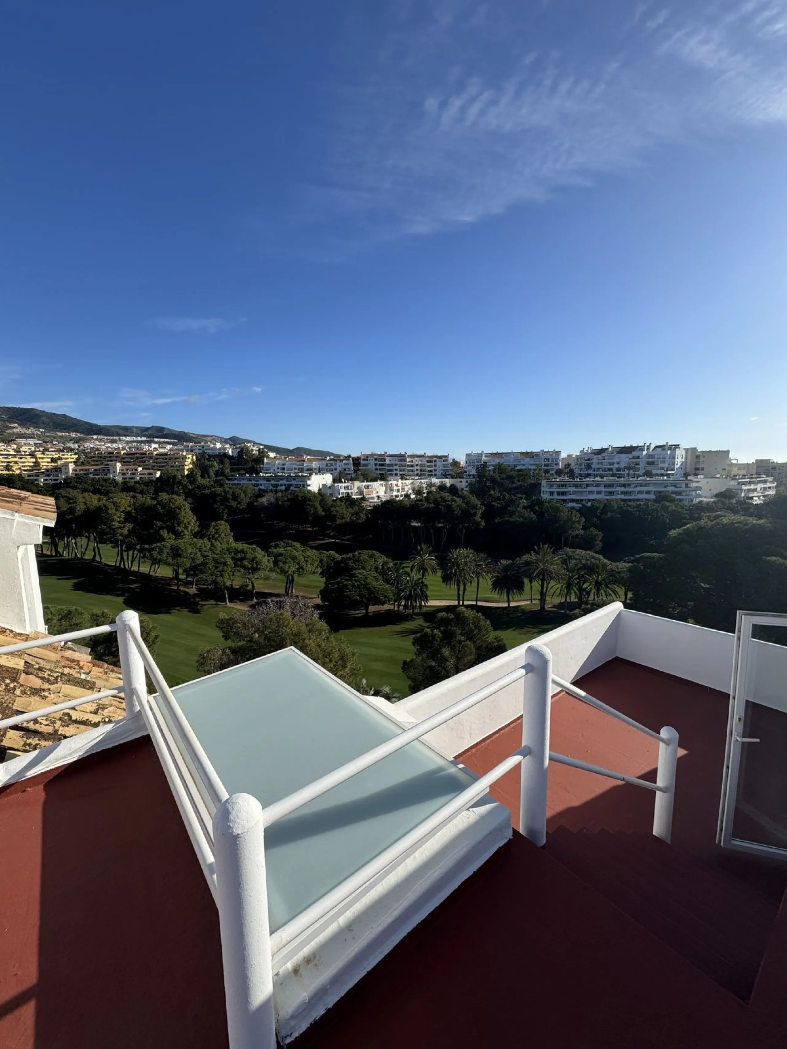 House - Semi-Detached House в продаже в Benalmadena, Málaga. В доме 4 спален и 3 ванных комнат. Площадь дома 212 м²