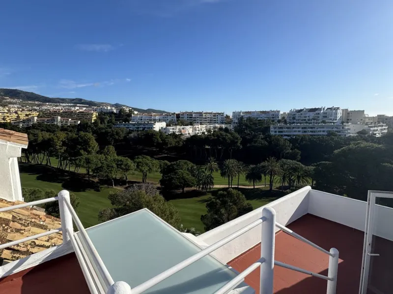 House - Semi-Detached House в продаже в Benalmadena, Málaga. В доме 4 спален и 3 ванных комнат. Площадь дома 212 м²